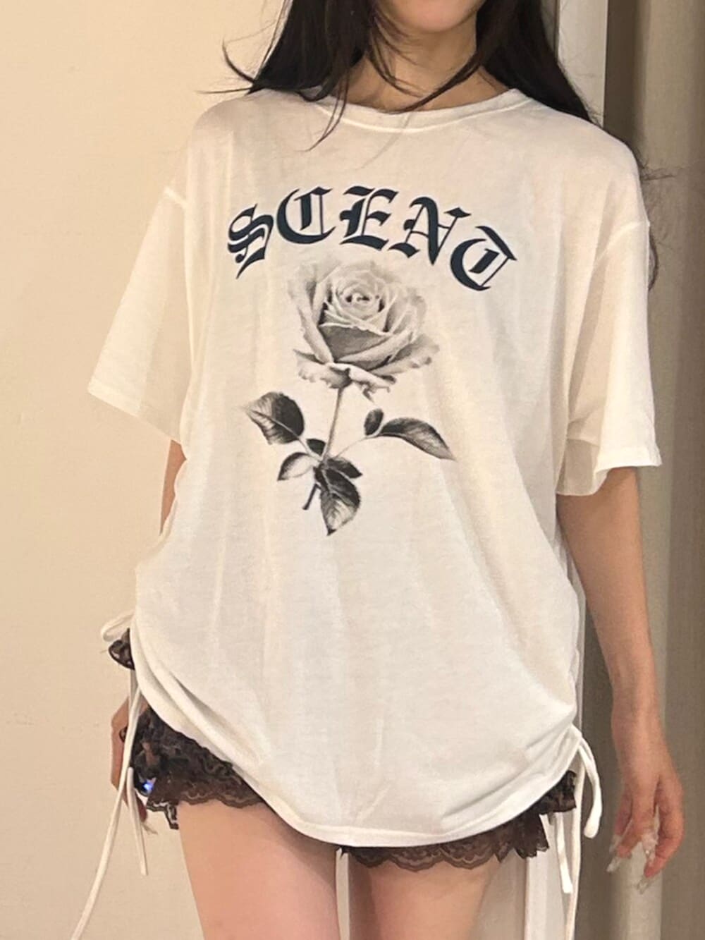ブラウン系のその他パンツ、ブラック系のサンダル、ホワイト系のTシャツ/カットソーを着用したレディースの夏コーディネートの5枚目の写真