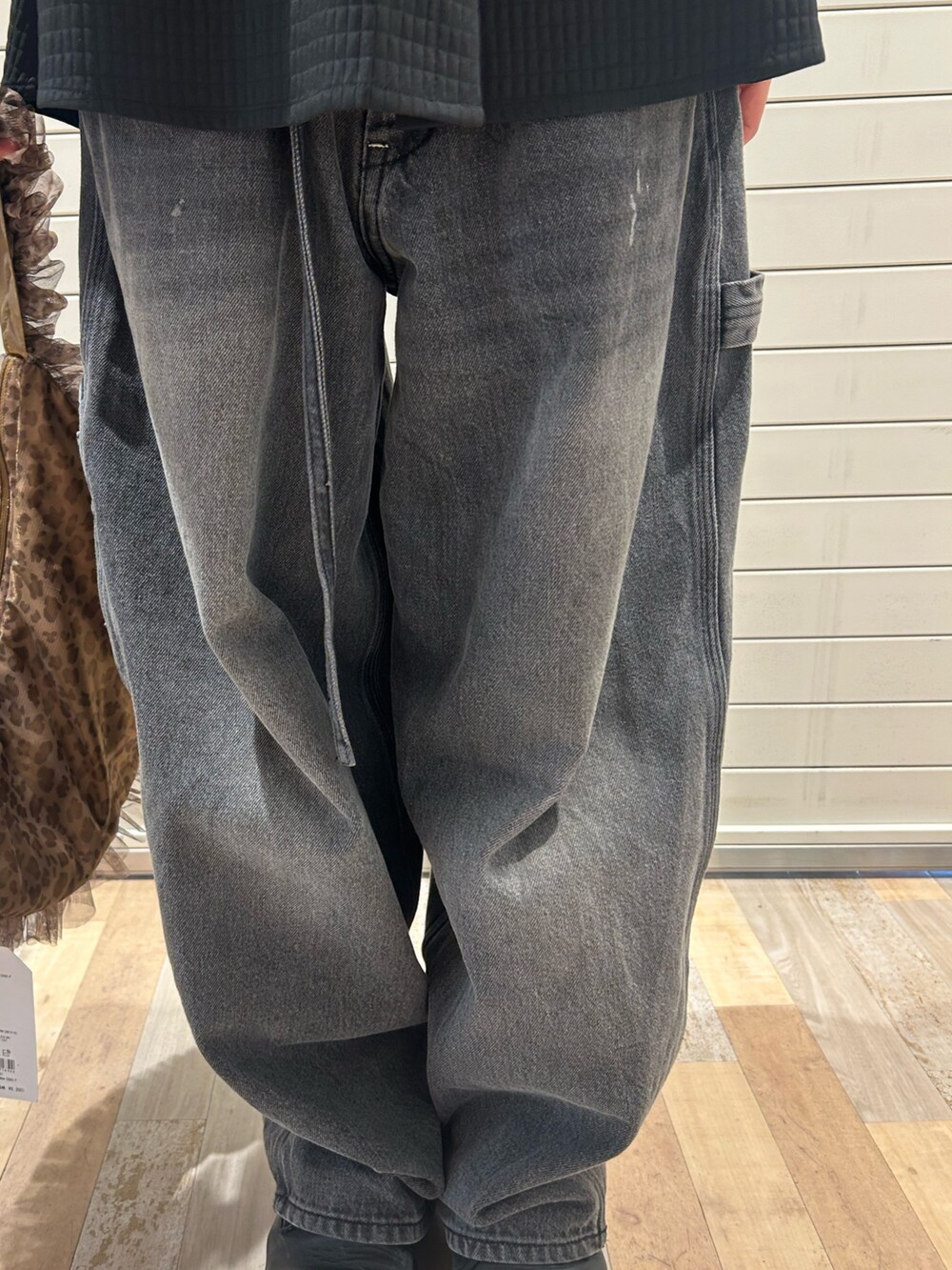 ブラック系のキャミソール、ブラック系のデニムパンツ、その他のショルダーバッグを着用したレディースの夏コーディネートの7枚目の写真