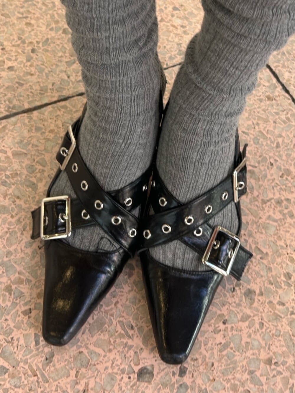 ブラック系のパンプス、ブラック系のニット/セーター、レッド系のその他パンツを着用したレディースの冬コーディネートの9枚目の写真