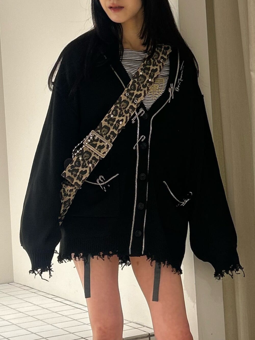 ブラック系のブーツ、ブラック系のTシャツ/カットソー、ブラック系のカーディガン/ボレロを着用したレディースの秋コーディネートの5枚目の写真