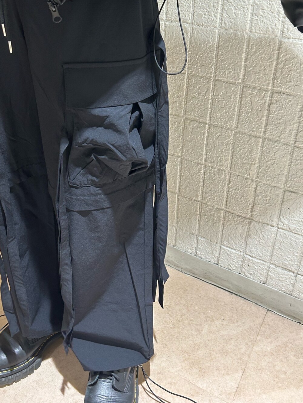 ブラック系のニット/セーター、ブラック系のダウンジャケット/コート、ブラック系のその他パンツを着用したレディースの冬コーディネートの7枚目の写真