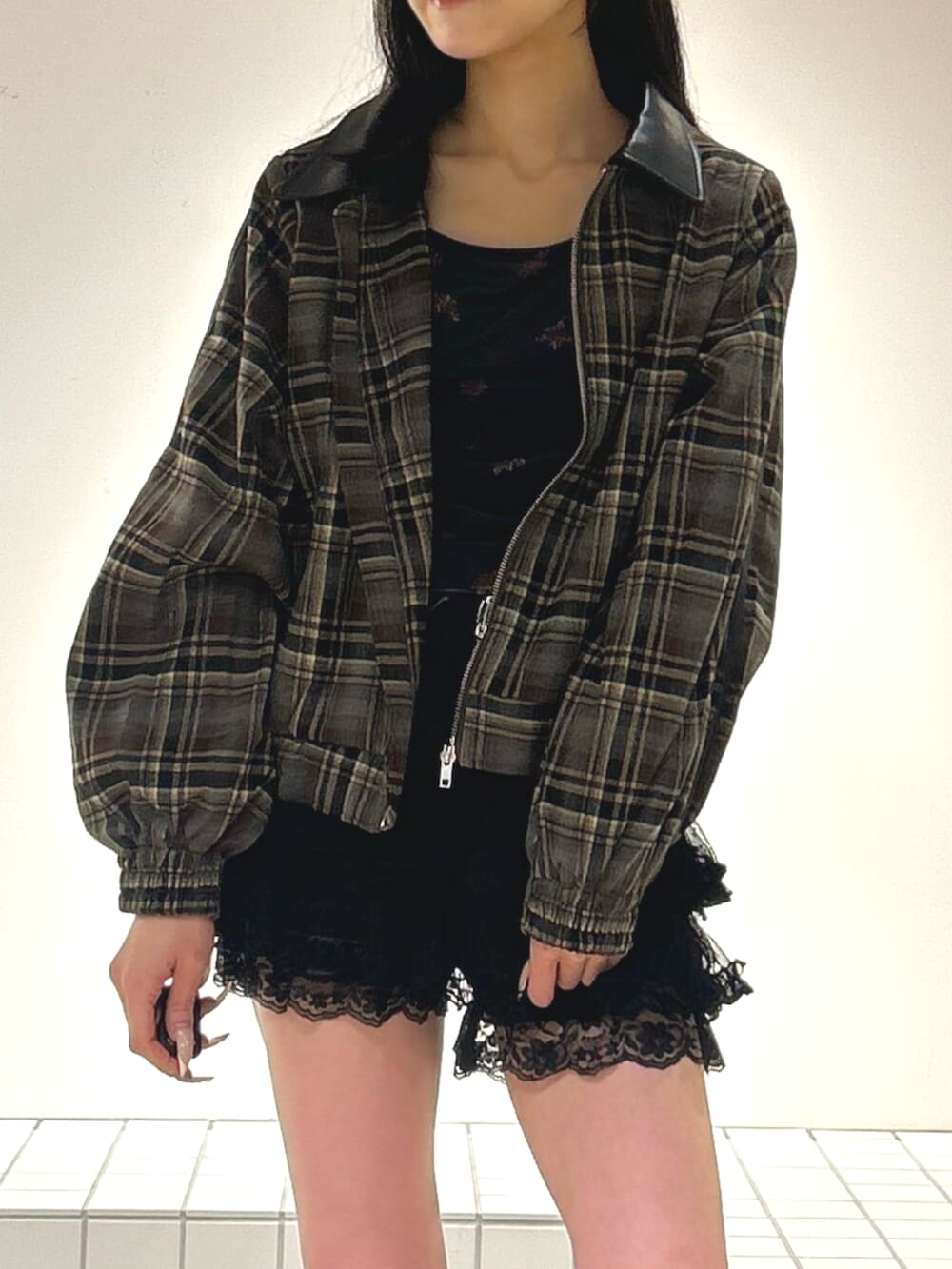 ブラック系のブーツ、ブラック系のその他パンツ、レッド系のブルゾンを着用したレディースの秋コーディネートの5枚目の写真