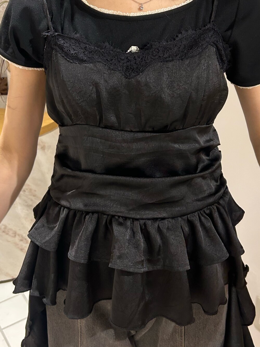 ブラック系のパンプス、ブラック系のTシャツ/カットソー、ブラック系のデニムジャケットを着用したレディースの春コーディネートの7枚目の写真