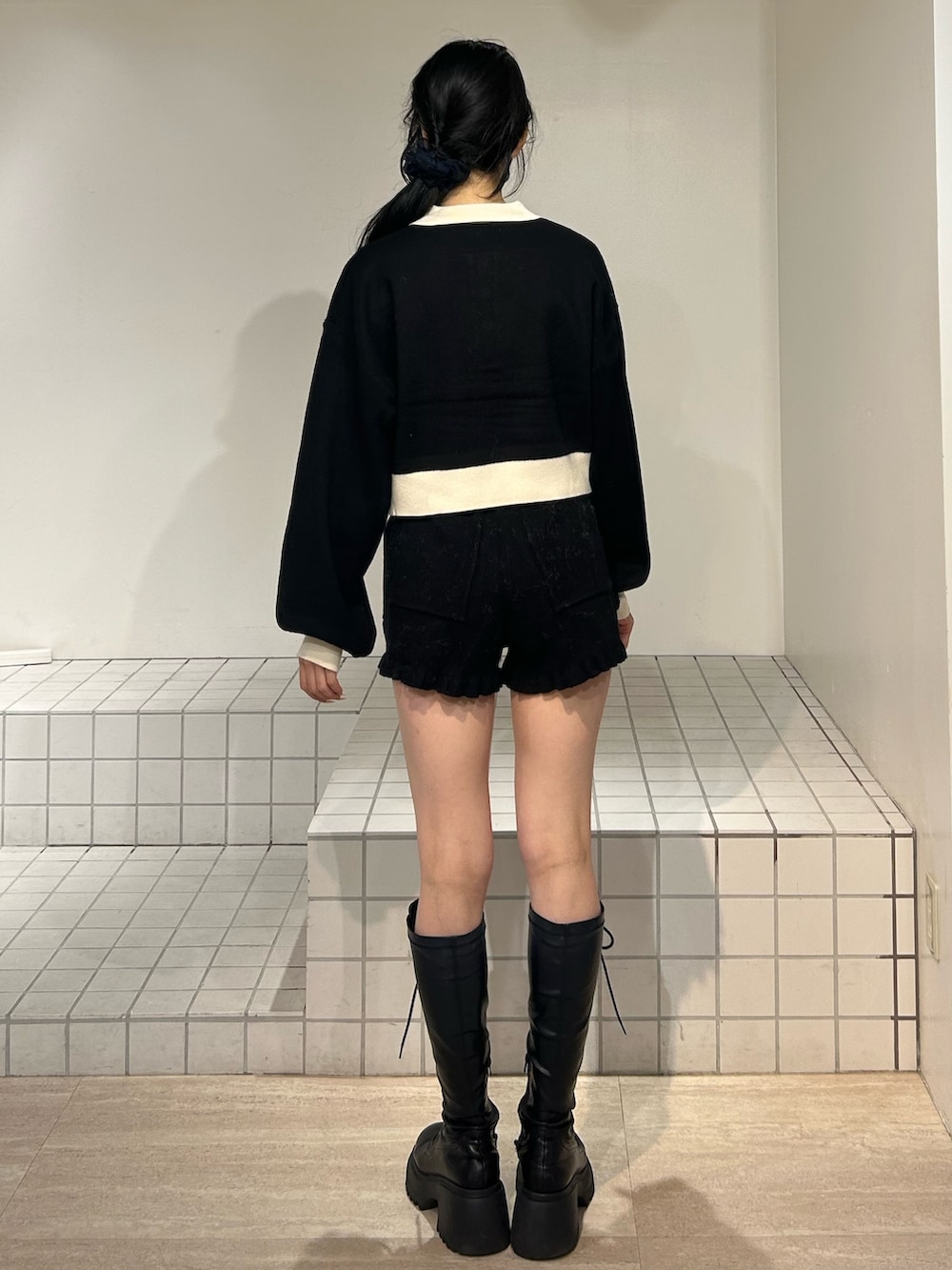 ブラック系のその他パンツ、ブラック系のニット/セーター、ブラック系のブーツを着用したレディースの秋コーディネートの3枚目の写真