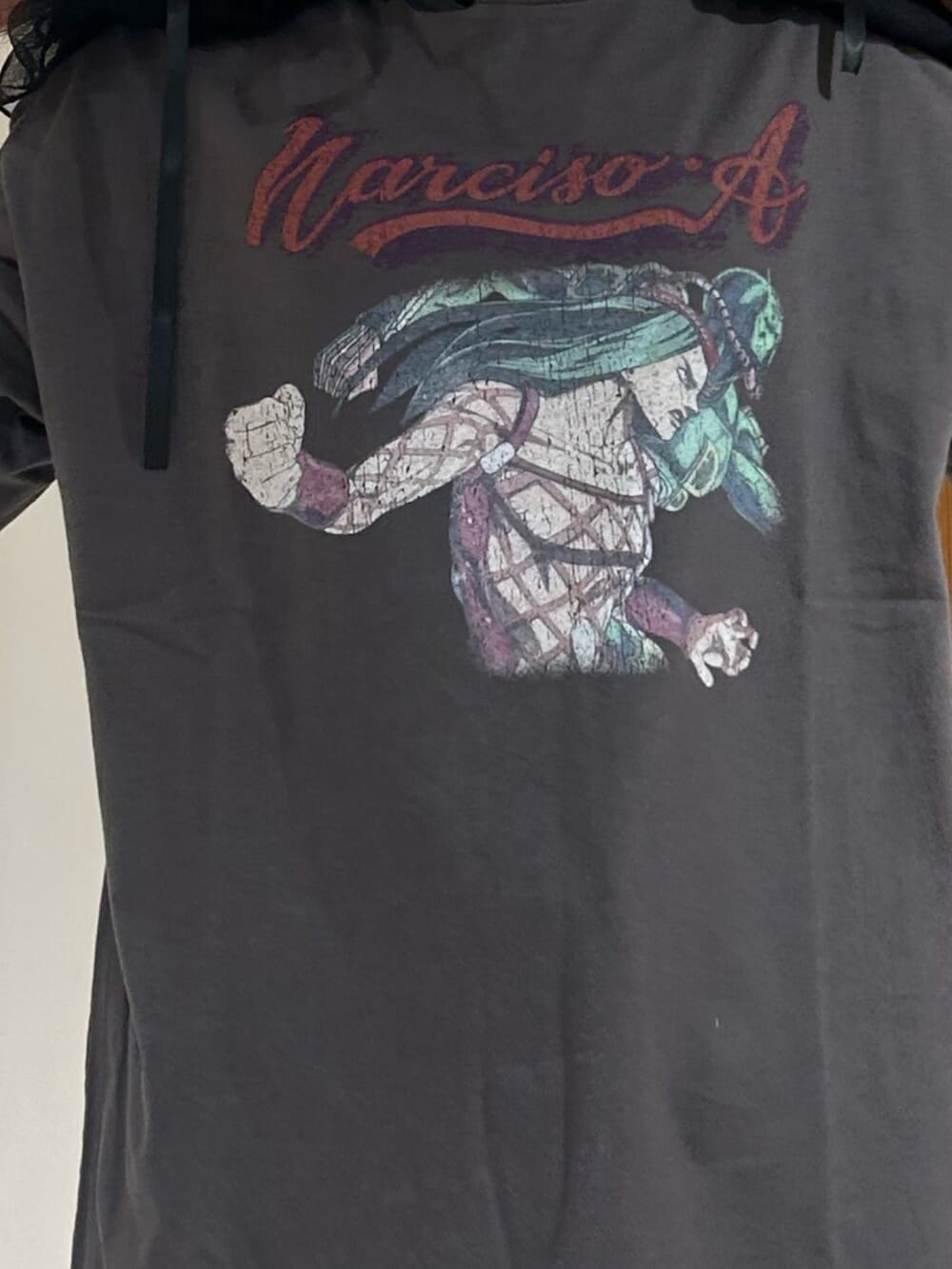 ブラック系のブーツ、ブラック系のその他パンツ、ブラック系のTシャツ/カットソーを着用したレディースの冬コーディネートの5枚目の写真