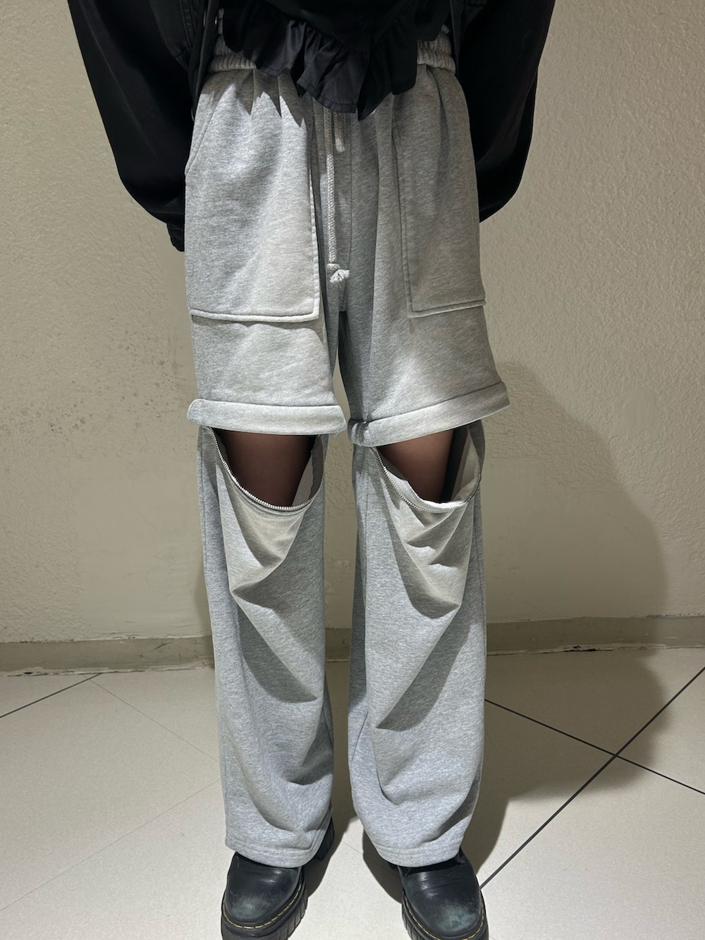 ブラック系のデニムジャケット、ブラック系のシャツ/ブラウス、グレー系のスウェットパンツを着用したレディースの春コーディネートの5枚目の写真