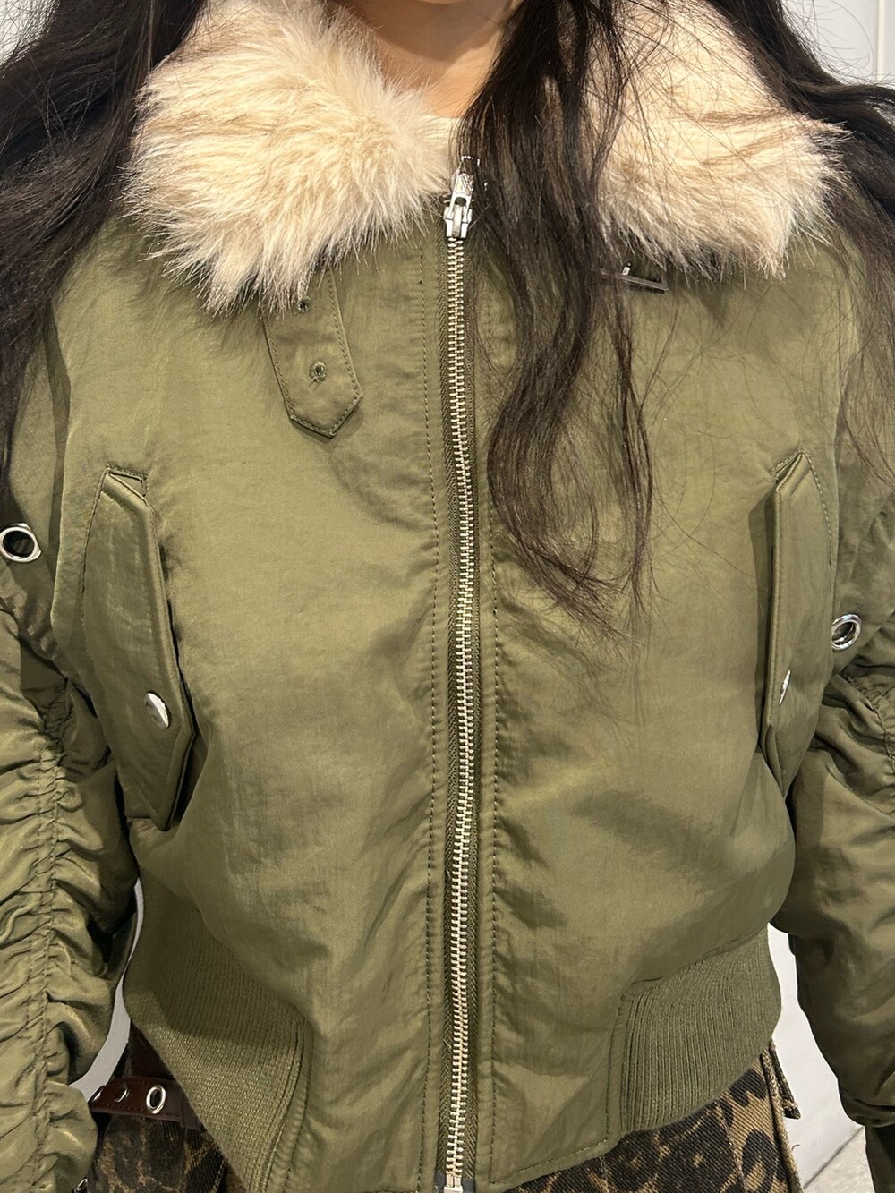 グリーン系のMA-1、ブラウン系のその他パンツ、ブルー系のブーツを着用したレディースの秋コーディネートの5枚目の写真