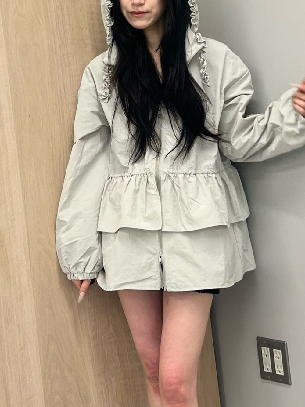 ホワイト系のナイロンジャケットを着用したレディースの春コーディネートの5枚目の写真