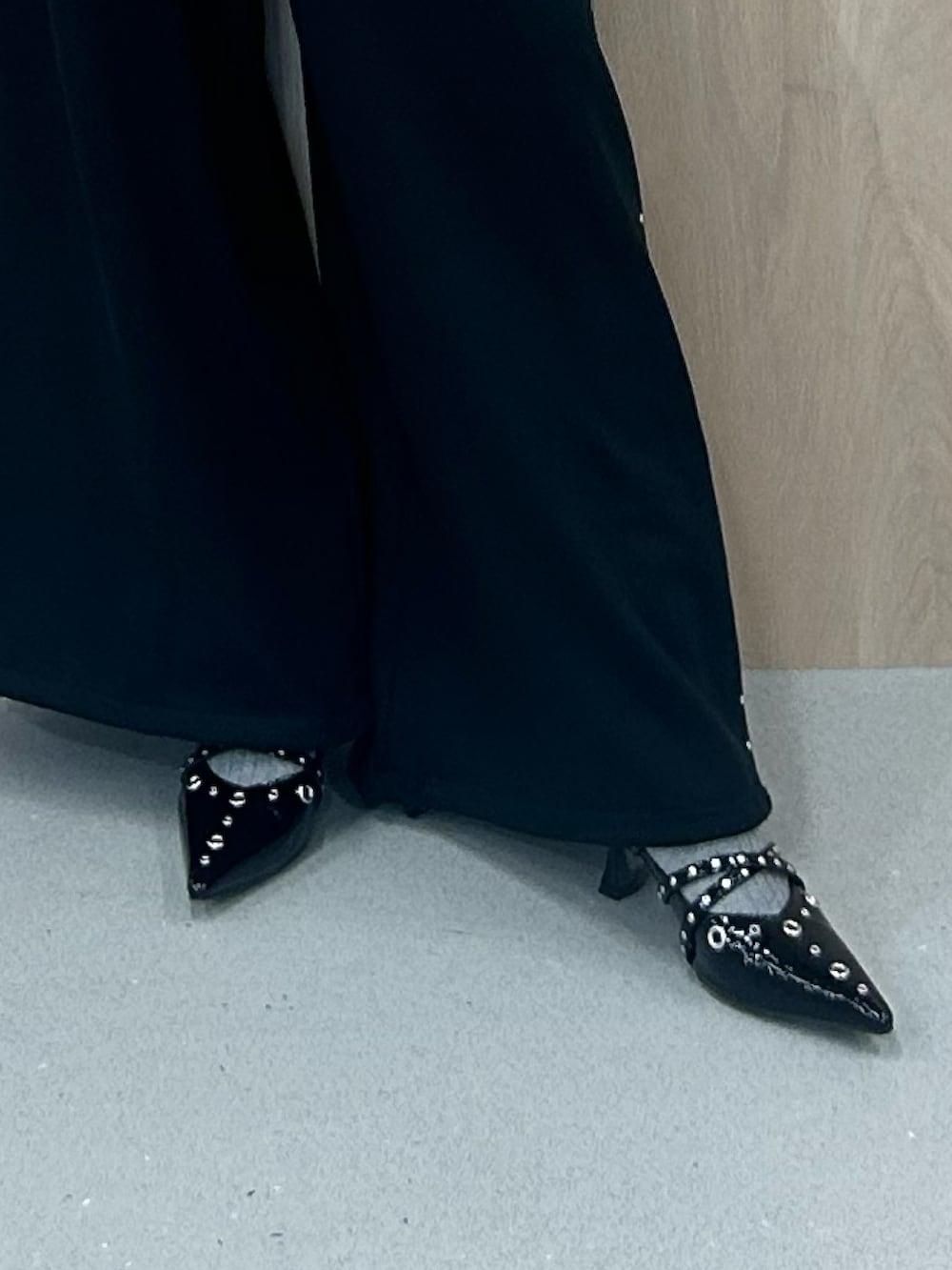 ブラック系のパーカー、ブラック系のスウェットパンツ、ブラック系のパンプスを着用したレディースの春コーディネートの8枚目の写真