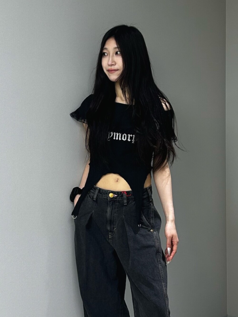 ブラック系のデニムパンツ、ブラック系のパンプス、ブラック系のTシャツ/カットソーを着用したレディースの夏コーディネートの4枚目の写真