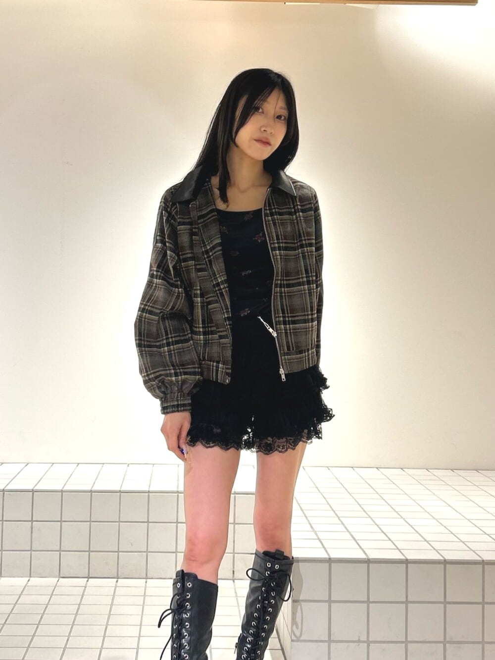 ブラック系のブーツ、ブラック系のその他パンツ、レッド系のブルゾンを着用したレディースの秋コーディネートの4枚目の写真