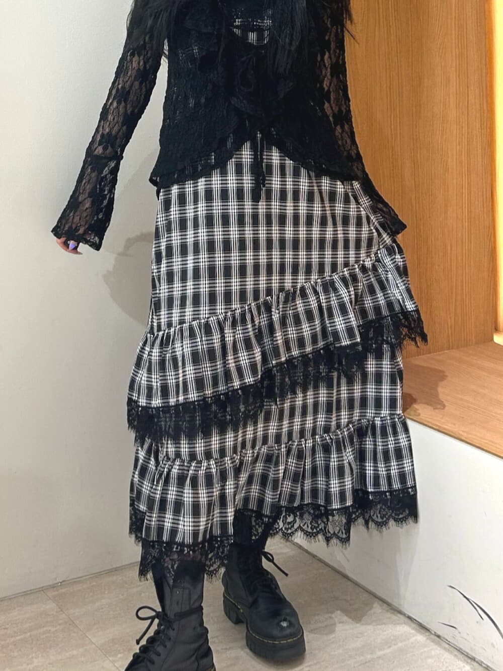 ブラック系のシャツ/ブラウス、ブラック系のワンピースを着用したレディースの夏コーディネートの6枚目の写真