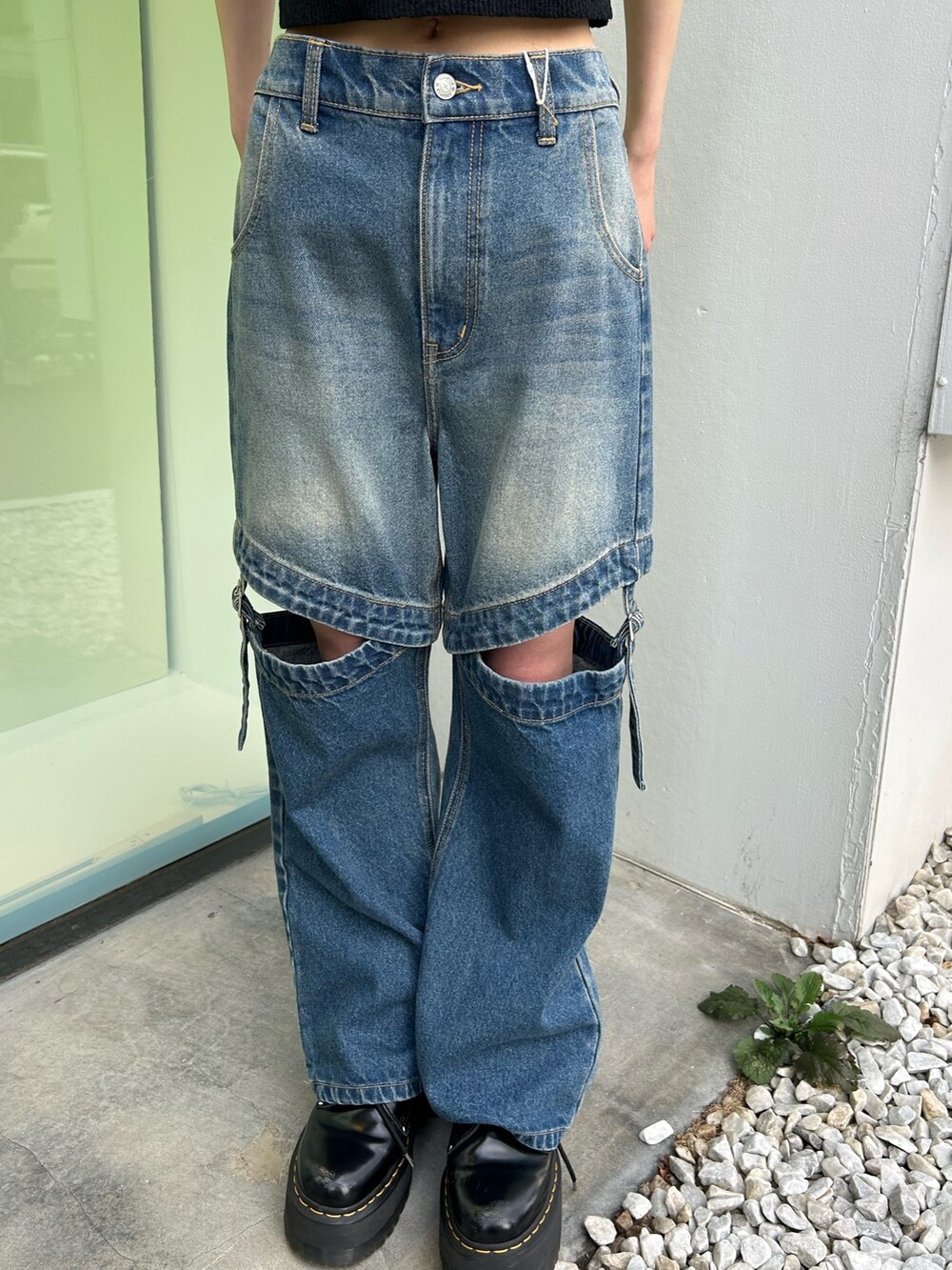 ブルー系のデニムパンツ、ブラック系のタンクトップを着用したレディースの春コーディネートの5枚目の写真
