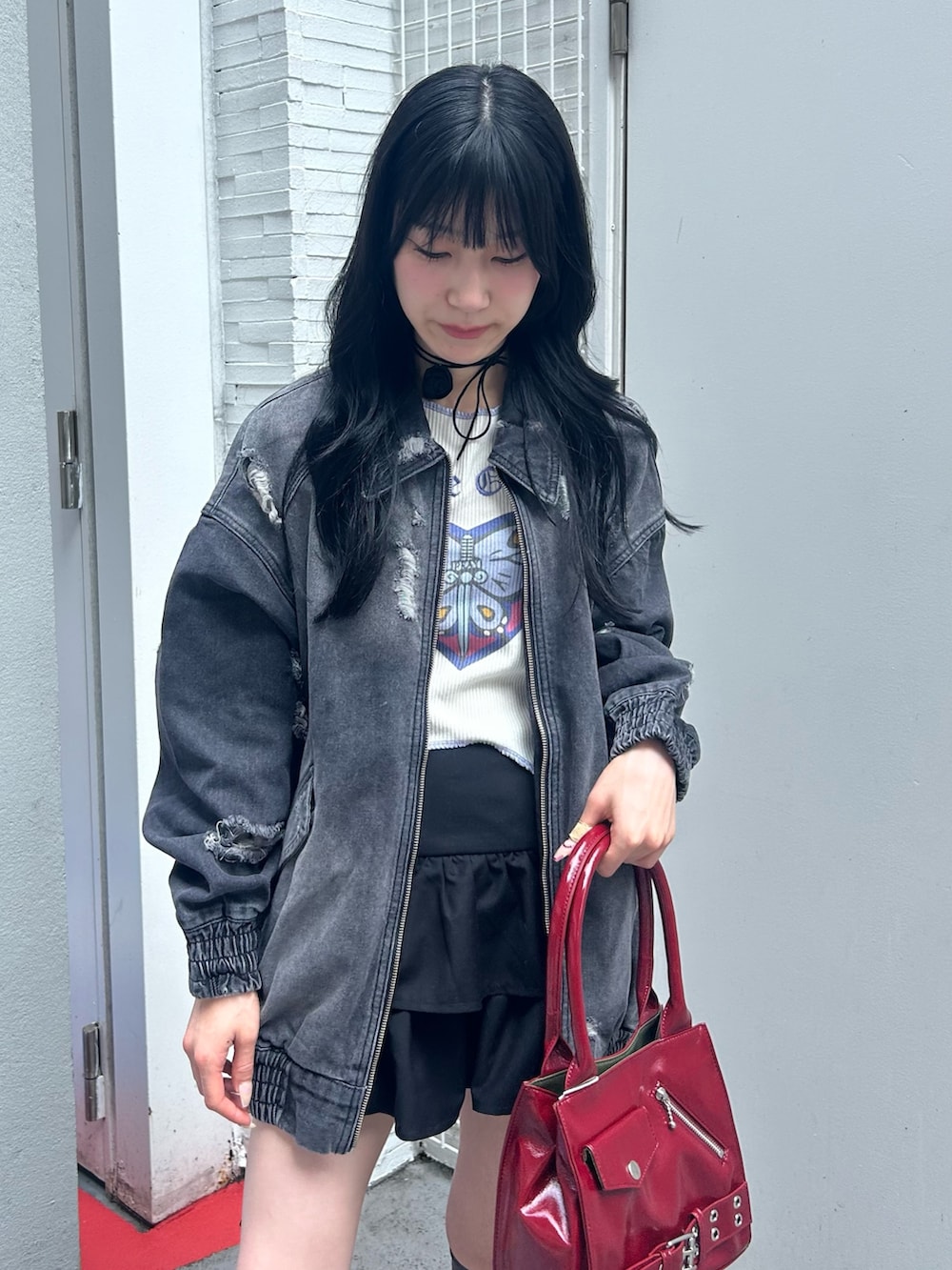 ホワイト系のTシャツ/カットソー、ブラック系のブルゾン、レッド系のハンドバッグを着用したレディースの秋コーディネートの4枚目の写真