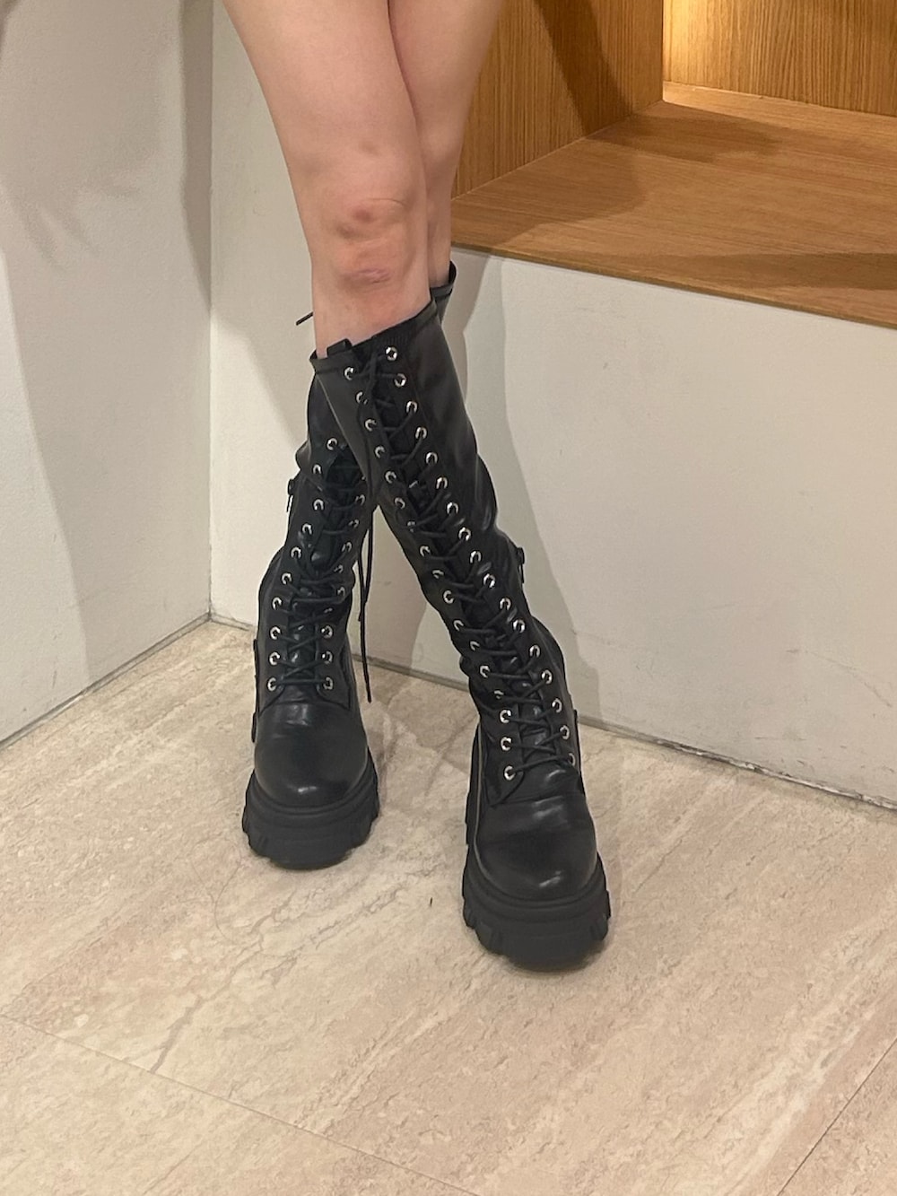 グレー系のその他パンツ、グレー系のTシャツ/カットソー、ブラック系のブーツを着用したレディースの秋コーディネートの6枚目の写真