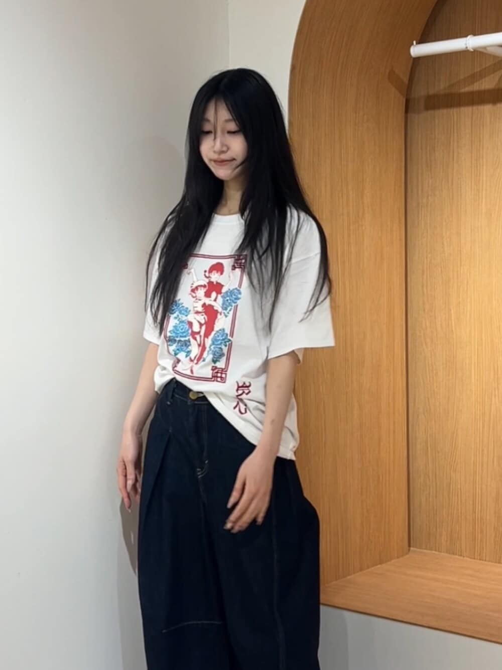 ブルー系のデニムパンツ、ホワイト系のTシャツ/カットソー、ブラック系のその他シューズを着用したレディースの夏コーディネートの4枚目の写真