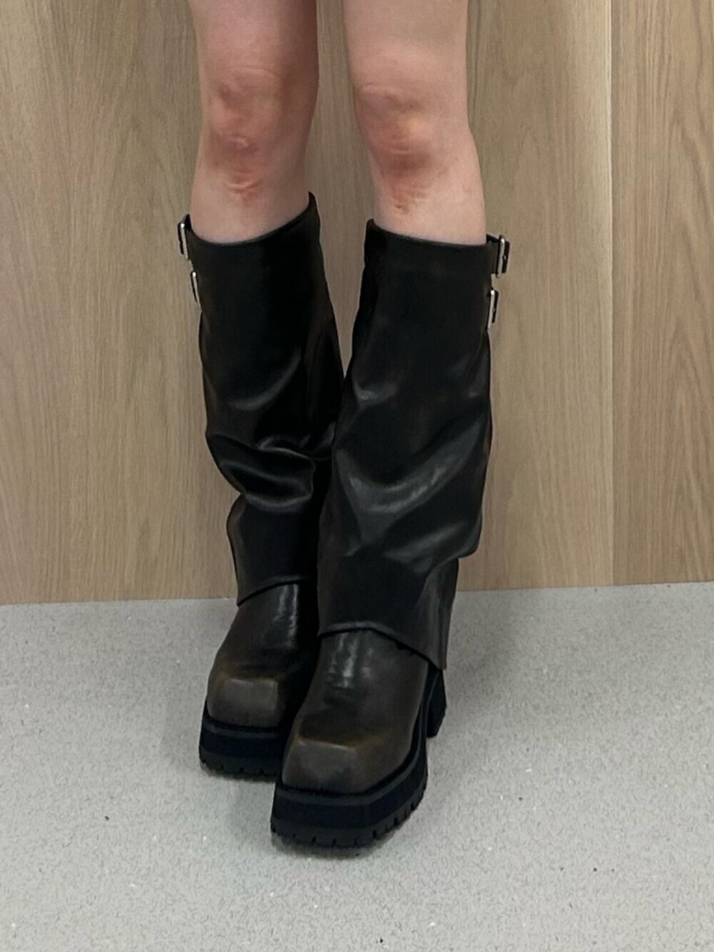 ブラック系のブーツ、ブラック系のワンピース、ブラック系のベルトを着用したレディースの夏コーディネートの6枚目の写真