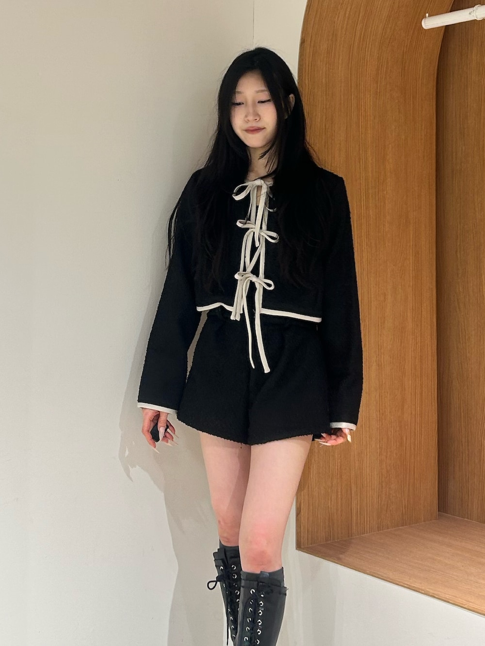 ブラック系のその他パンツ、ブラック系のノーカラージャケット、ブラック系のブーツを着用したレディースの冬コーディネートの4枚目の写真