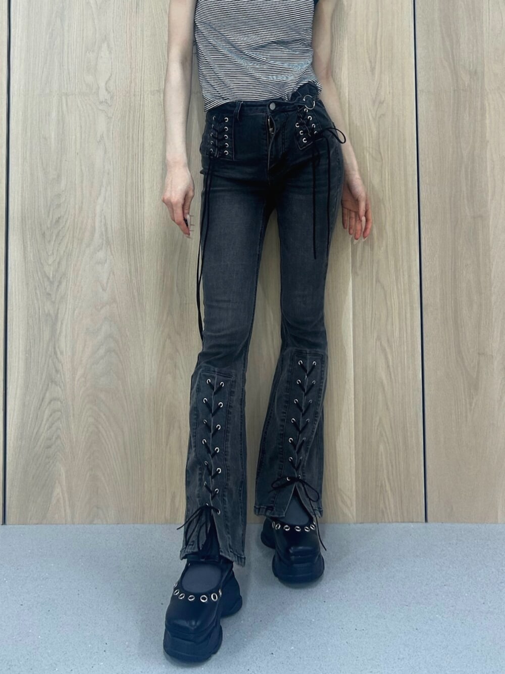 ブラック系のデニムパンツ、ブラック系のパンプス、その他のタンクトップを着用したレディースの春コーディネートの6枚目の写真
