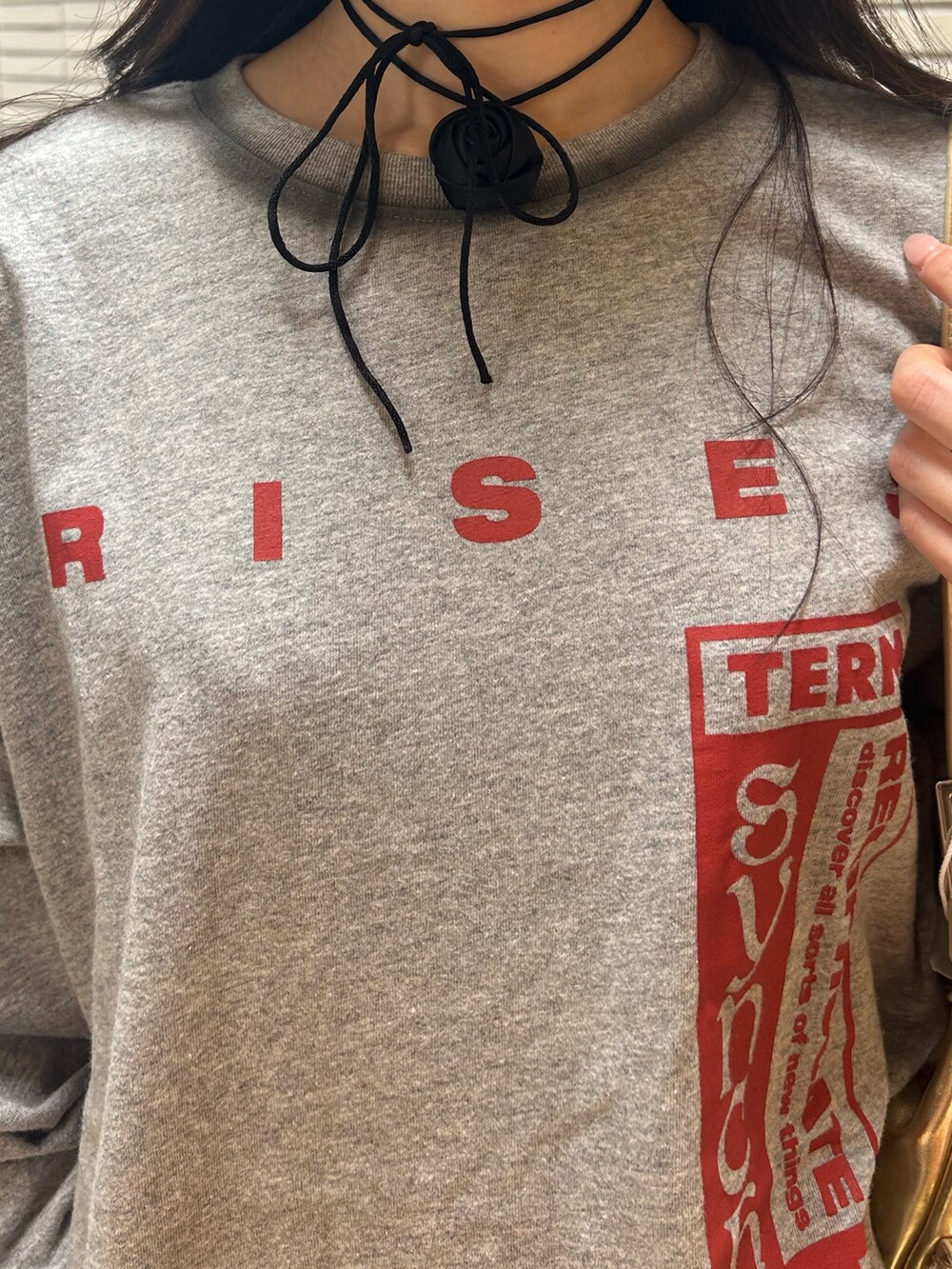 グレー系のTシャツ/カットソー、グレー系のスカート、ブラック系のパンプスを着用したレディースの夏コーディネートの5枚目の写真