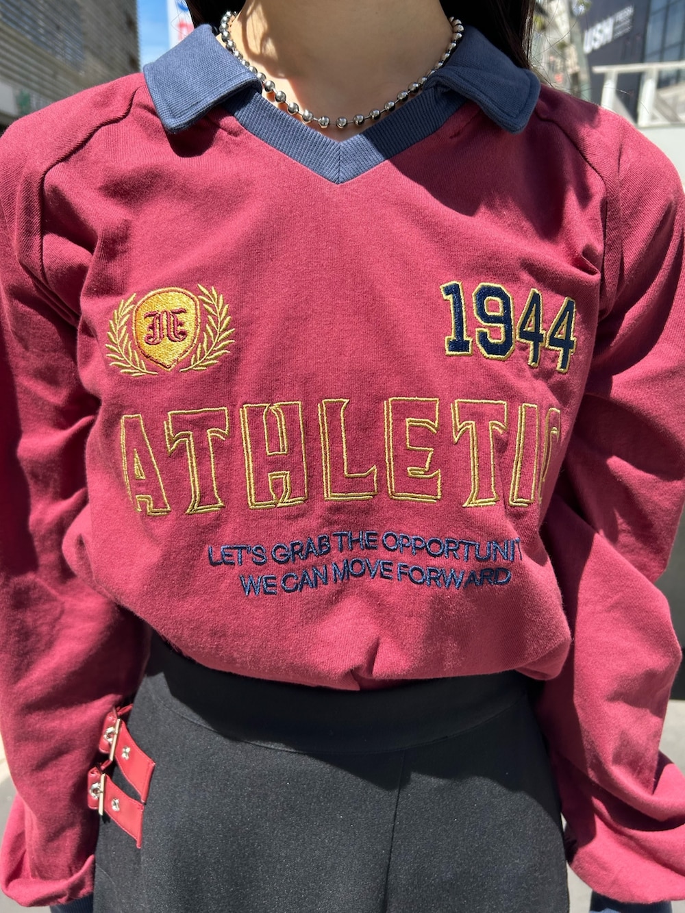 レッド系のTシャツ/カットソー、ブラック系のスカートを着用したレディースの夏コーディネートの3枚目の写真