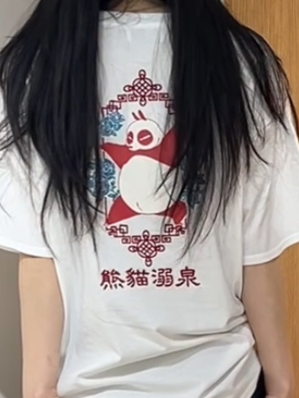 ホワイト系のTシャツ/カットソー、ブラック系のスカート、ブラック系のブーツを着用したレディースの夏コーディネートの6枚目の写真