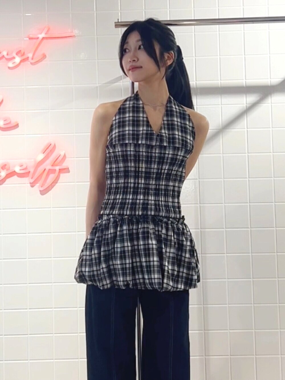 ブラック系のパンプス、ブラック系のワンピース、ブルー系のデニムパンツを着用したレディースの夏コーディネートの4枚目の写真