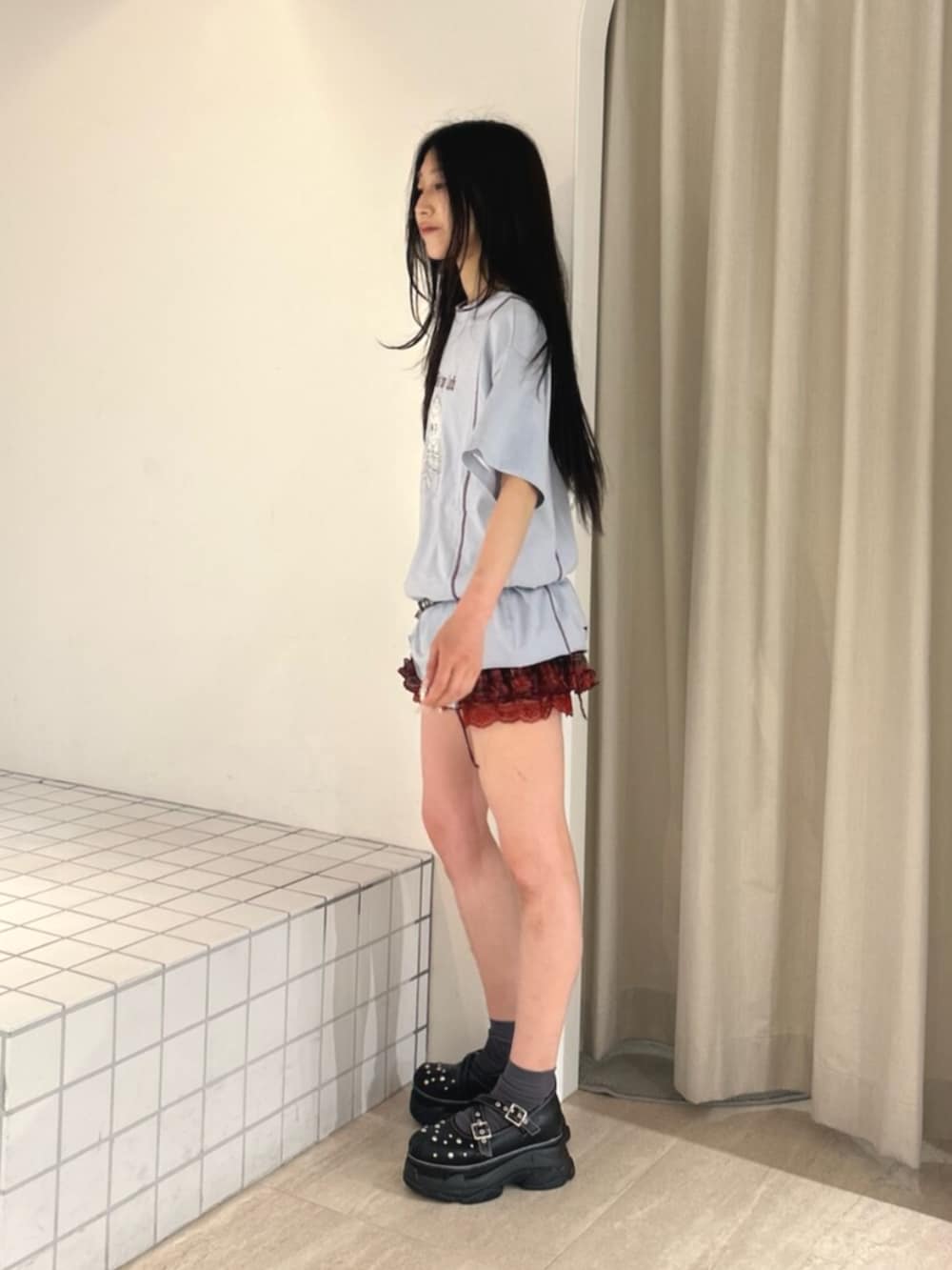 ブラック系のサンダル、ブルー系のTシャツ/カットソー、レッド系のその他パンツを着用したレディースの夏コーディネートの2枚目の写真