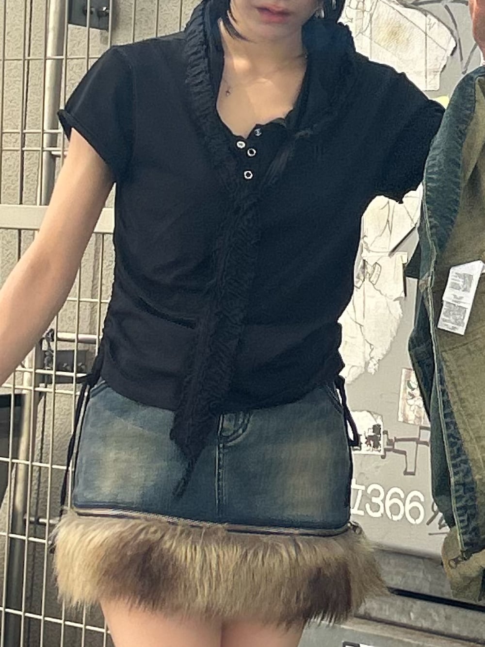 ブラック系のTシャツ/カットソー、ブラック系のブーツ、ブルー系のスカートを着用したレディースの夏コーディネートの5枚目の写真