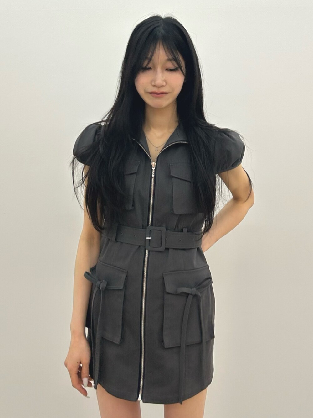 ブラック系のブーツ、ブラック系のワンピースを着用したレディースの春コーディネートの4枚目の写真