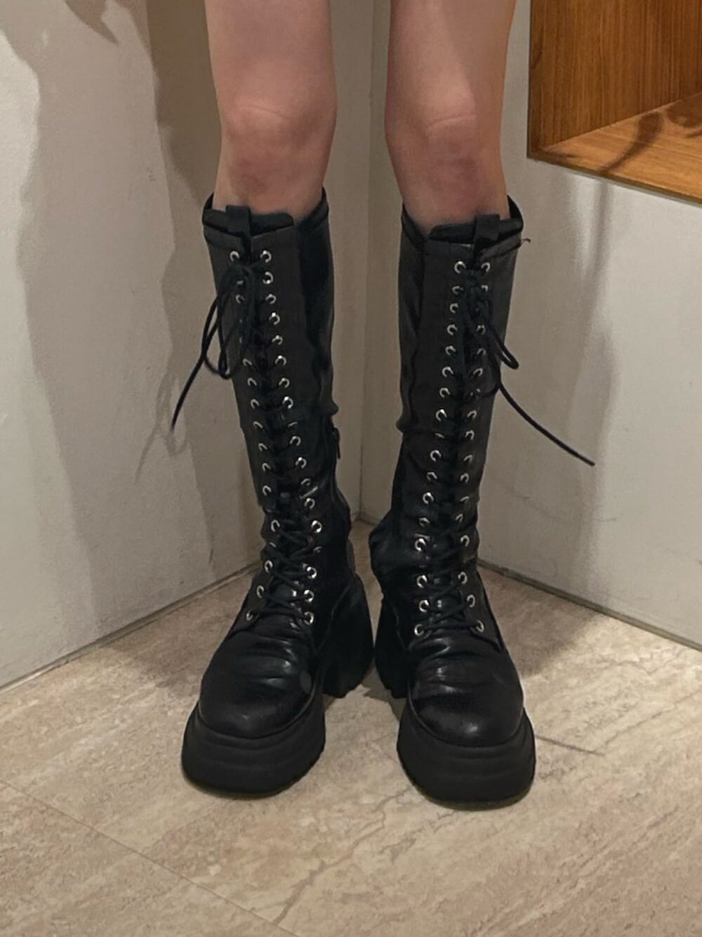 ブラック系のブーツ、ホワイト系のその他パンツ、グレー系のタンクトップを着用したレディースの夏コーディネートの7枚目の写真