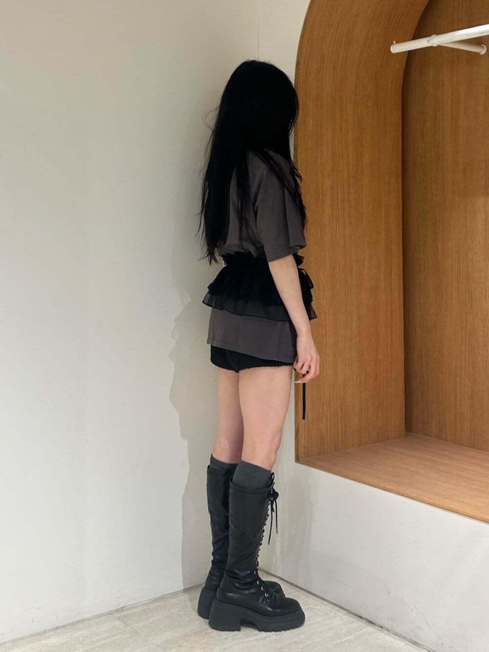 ブラック系のブーツ、ブラック系のその他パンツ、ブラック系のTシャツ/カットソーを着用したレディースの冬コーディネートの2枚目の写真