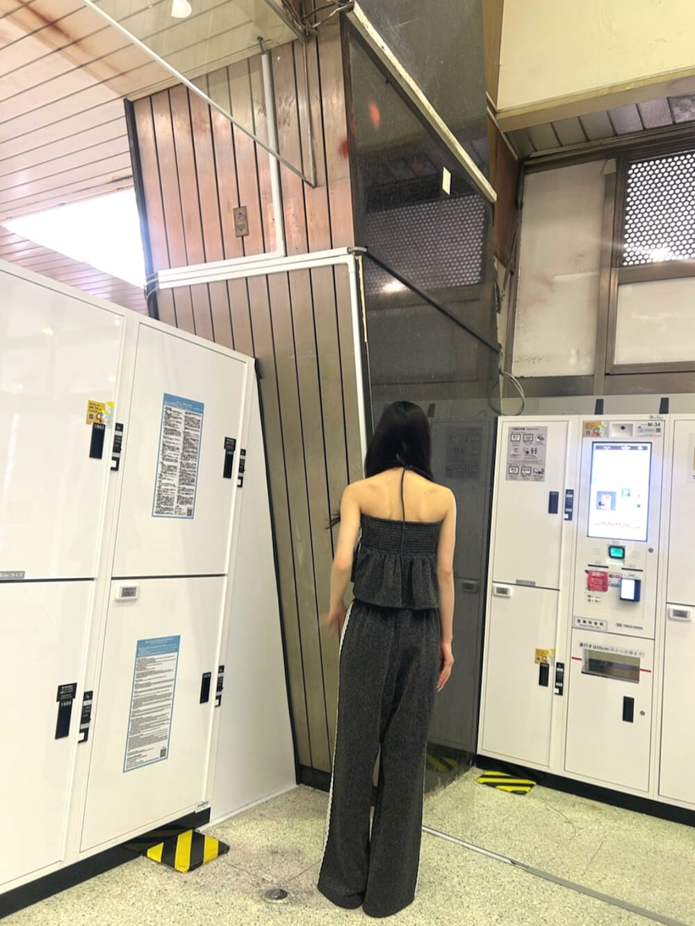 ブラック系のパンプス、ホワイト系のカーディガン/ボレロ、ブラック系のその他パンツを着用したレディースの春コーディネートの6枚目の写真