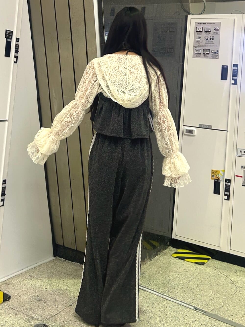 ブラック系のパンプス、ホワイト系のカーディガン/ボレロ、ブラック系のその他パンツを着用したレディースの春コーディネートの4枚目の写真