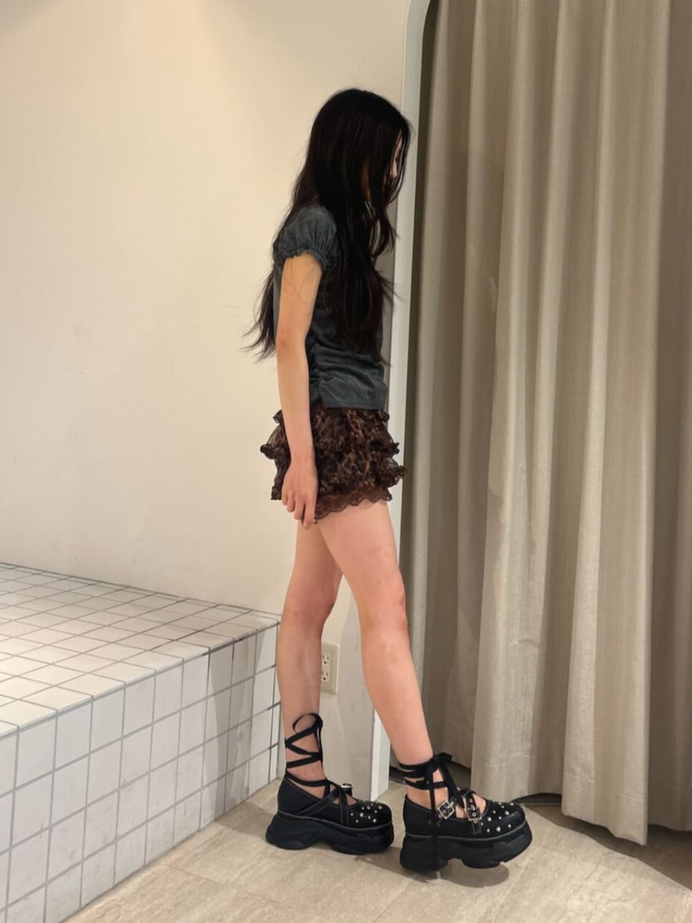 ブラウン系のその他パンツ、ブラック系のサンダル、グレー系のTシャツ/カットソーを着用したレディースの夏コーディネートの2枚目の写真