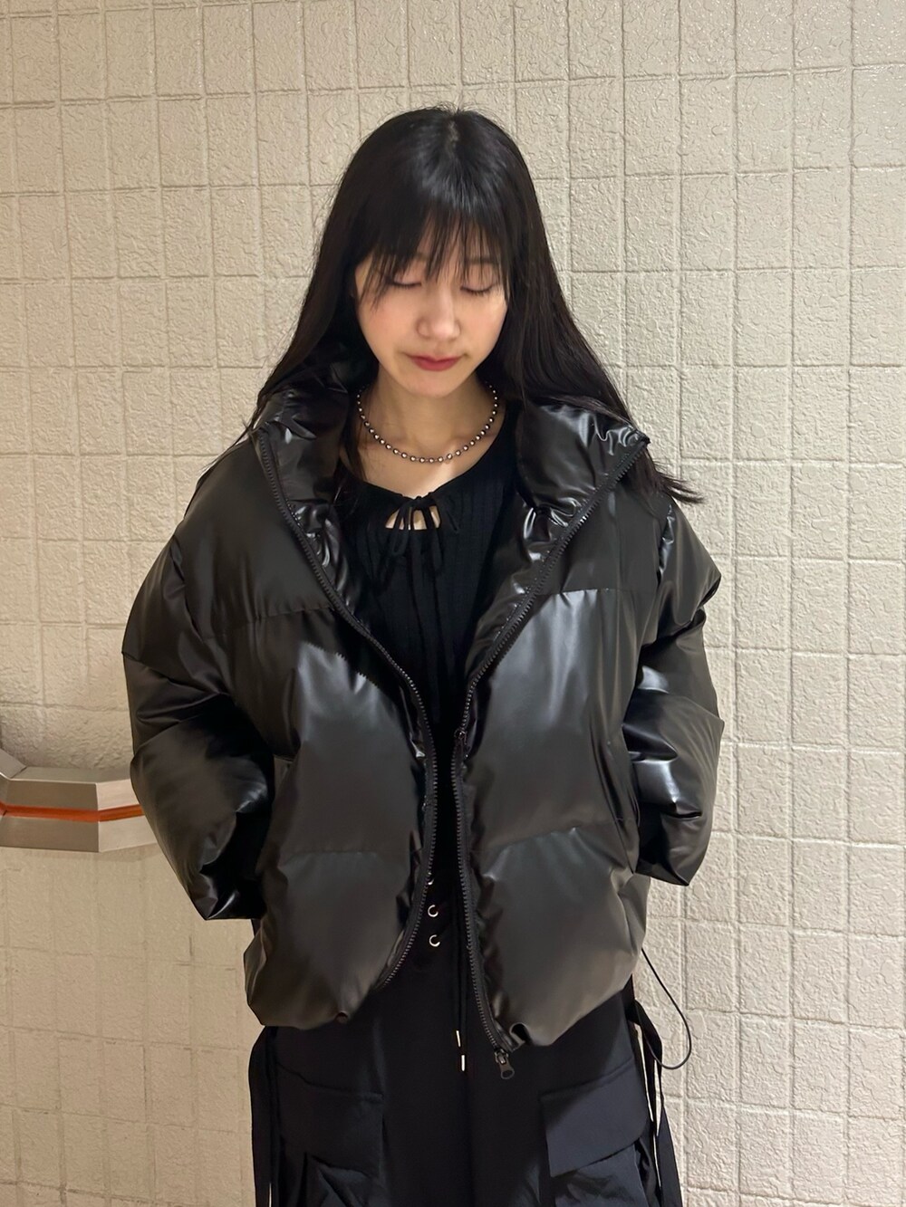 ブラック系のニット/セーター、ブラック系のダウンジャケット/コート、ブラック系のその他パンツを着用したレディースの冬コーディネートの3枚目の写真