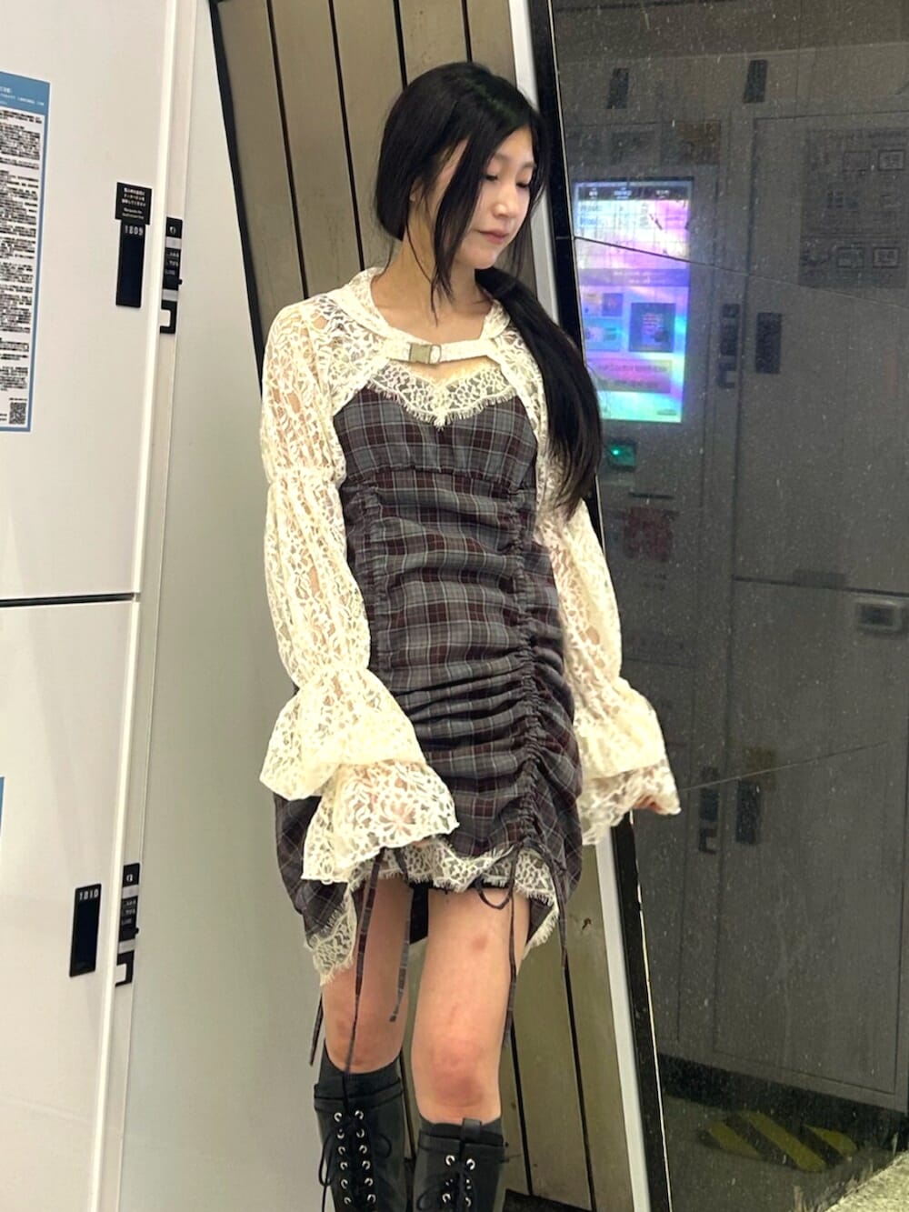 ブラック系のブーツ、ホワイト系のカーディガン/ボレロ、ブラック系のワンピースを着用したレディースの春コーディネートの5枚目の写真