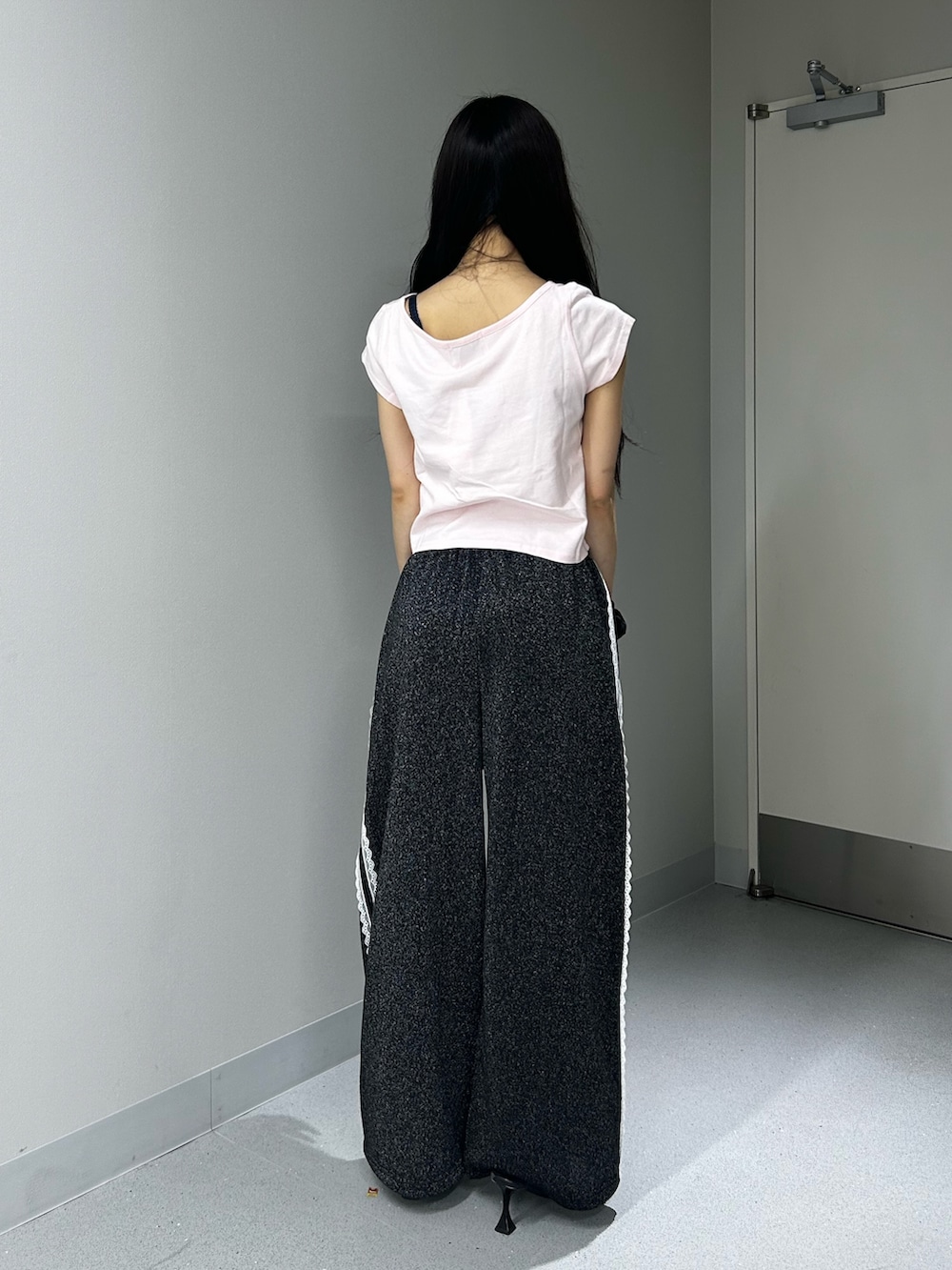 ブラック系のその他パンツ、ピンク系のTシャツ/カットソー、ブラック系のパンプスを着用したレディースの夏コーディネートの3枚目の写真