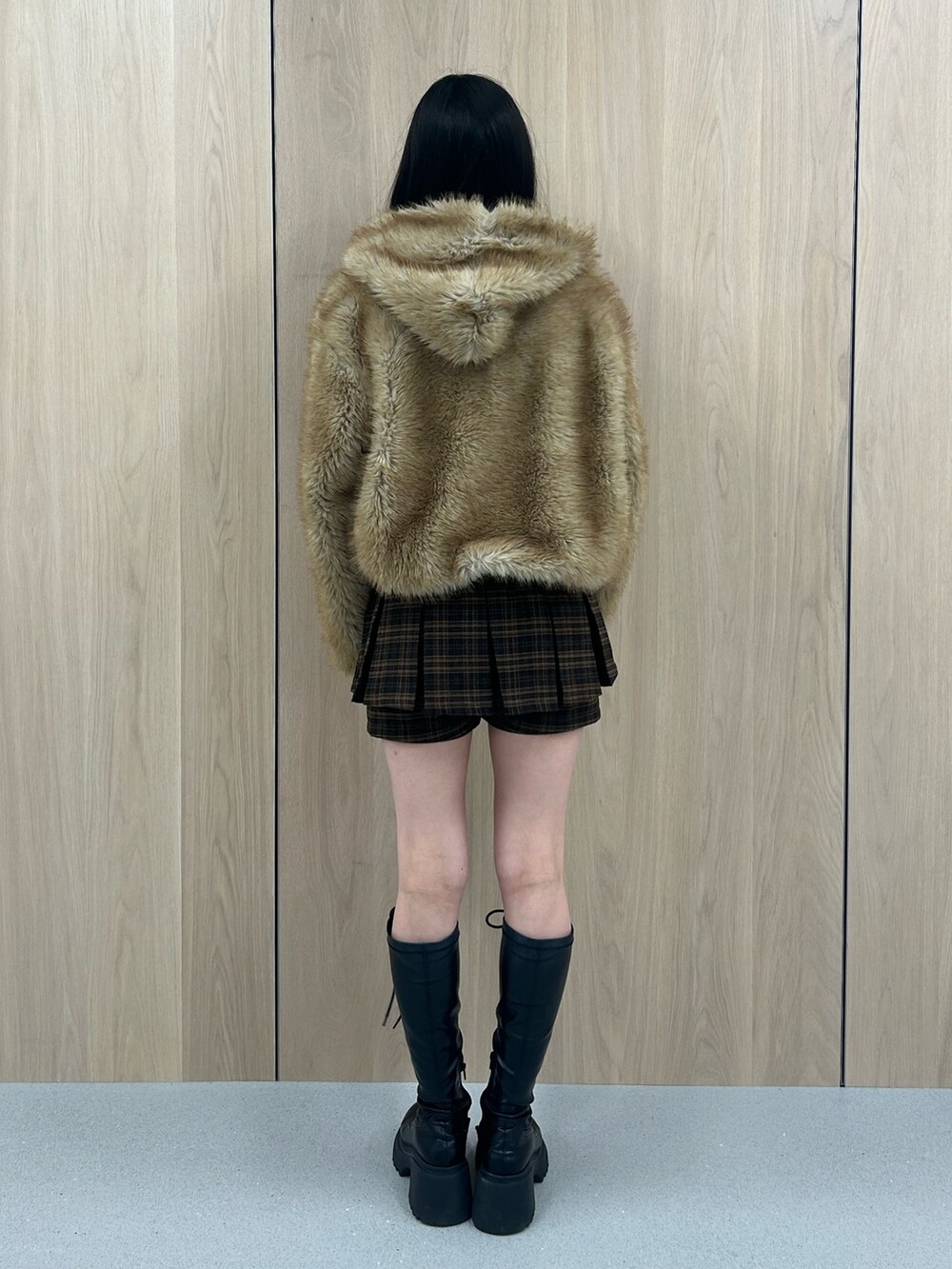 ベージュ系のブルゾン、ホワイト系のニット/セーター、ブラウン系のスカートを着用したレディースの秋コーディネートの3枚目の写真