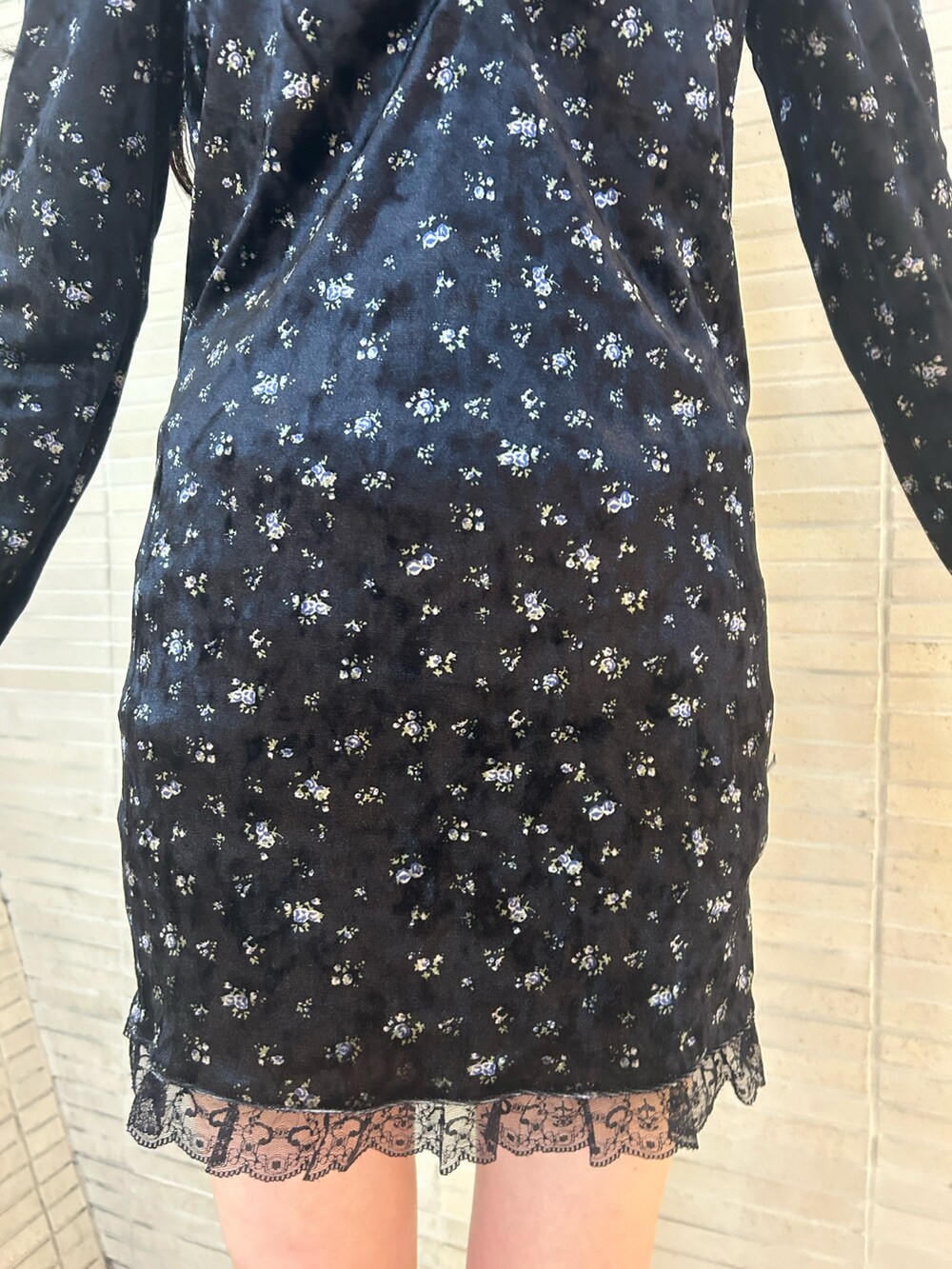 ブルー系のワンピース、ブラック系のパンプスを着用したレディースの冬コーディネートの6枚目の写真