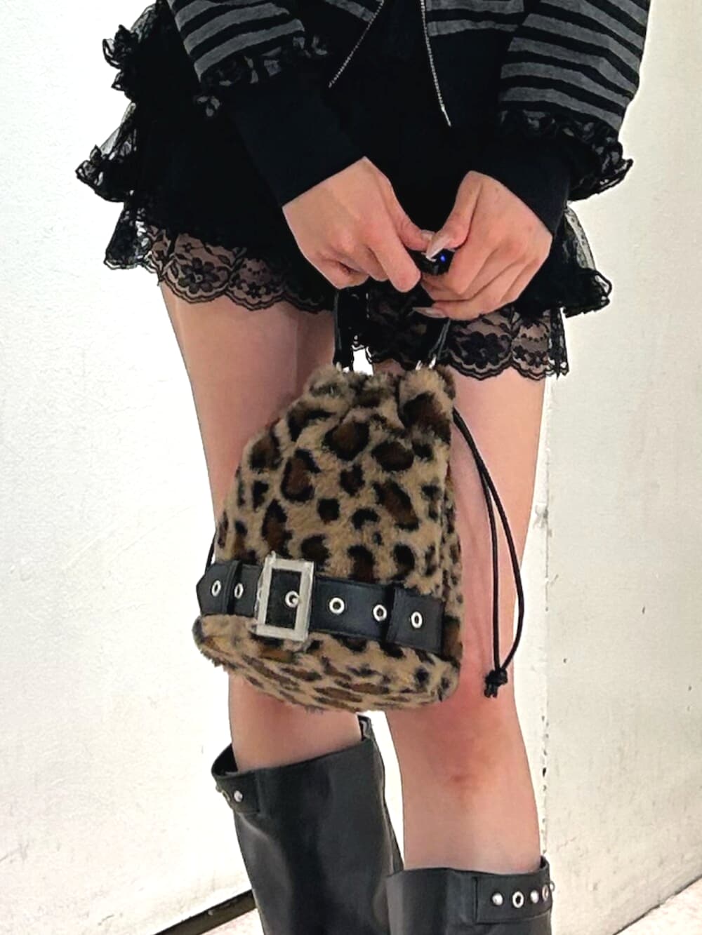 ブラック系のその他パンツ、ブラック系のパーカー、ブラック系のブーツを着用したレディースの秋コーディネートの7枚目の写真