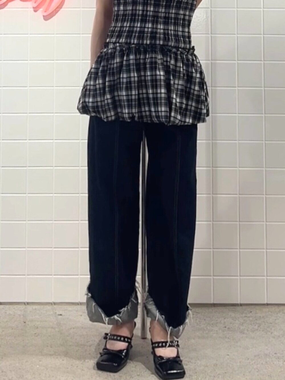 ブラック系のパンプス、ブラック系のワンピース、ブルー系のデニムパンツを着用したレディースの夏コーディネートの6枚目の写真