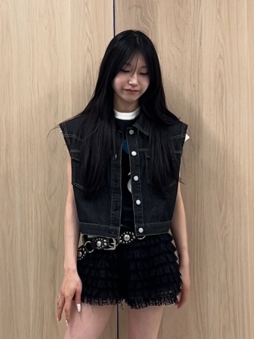 ブラック系のその他パンツ、ブラック系のブーツ、ブラック系のTシャツ/カットソーを着用したレディースの春コーディネートの4枚目の写真