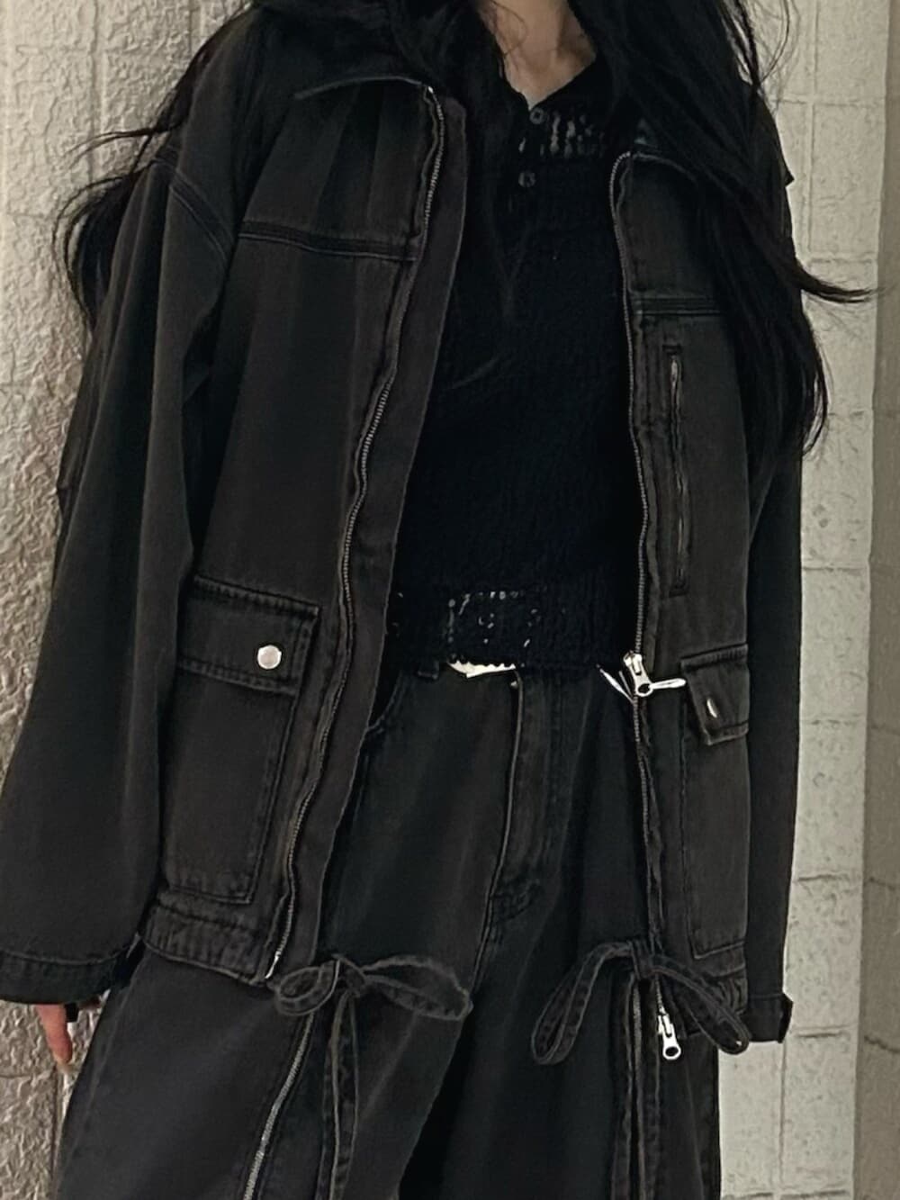 ブラック系のTシャツ/カットソー、ブラック系のデニムジャケット、ブラック系のデニムパンツを着用したレディースの秋コーディネートの6枚目の写真