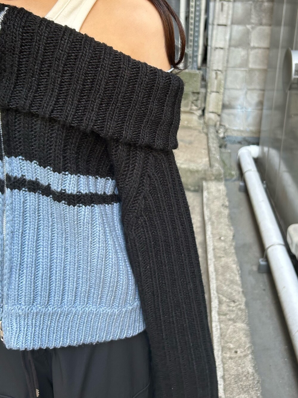 ブラック系のニット/セーター、ブラック系のその他パンツ、ブラック系のキャップを着用したレディースの秋コーディネートの5枚目の写真