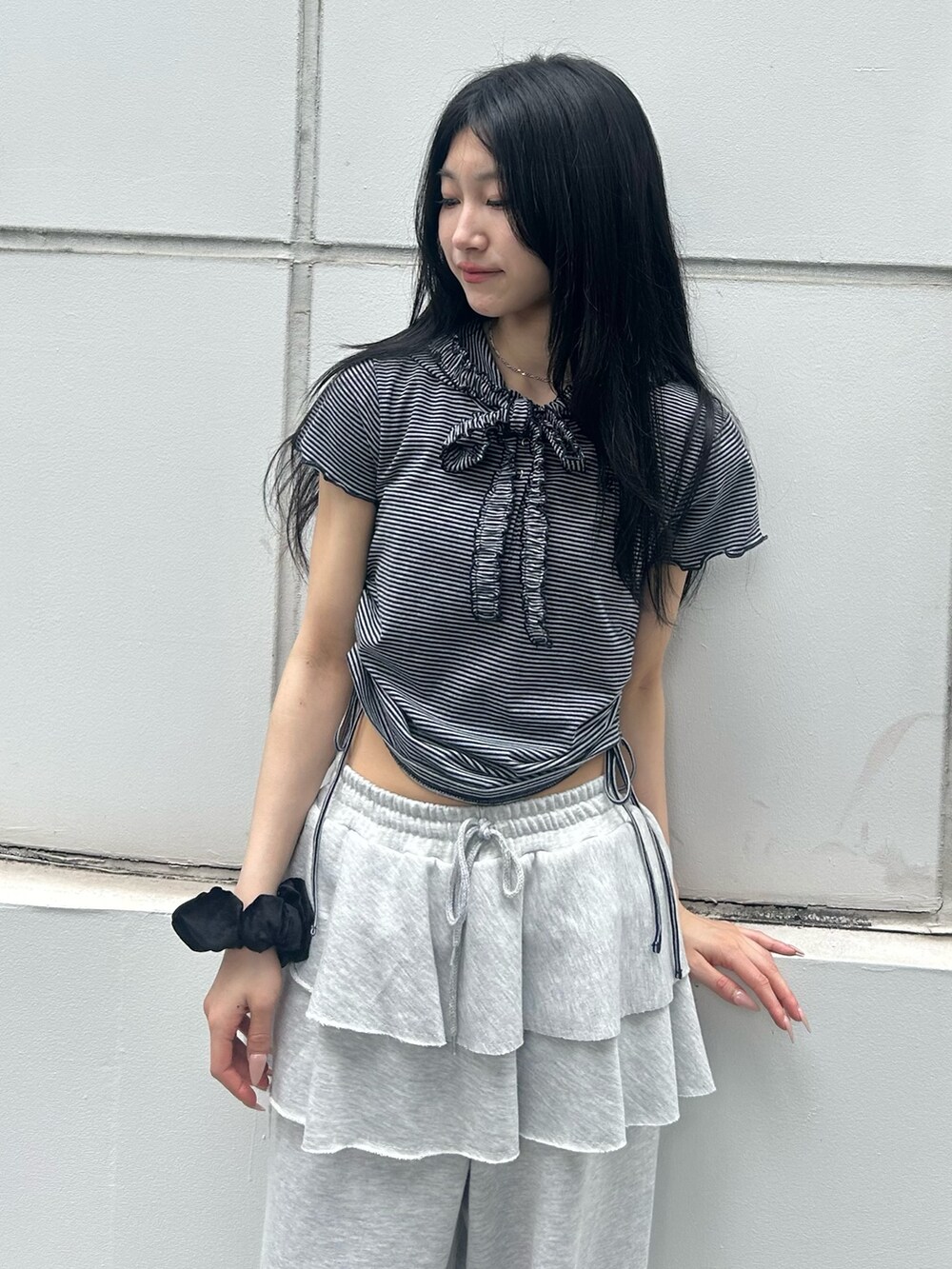 ブルー系のTシャツ/カットソー、グレー系のスウェットパンツを着用したレディースの夏コーディネートの4枚目の写真