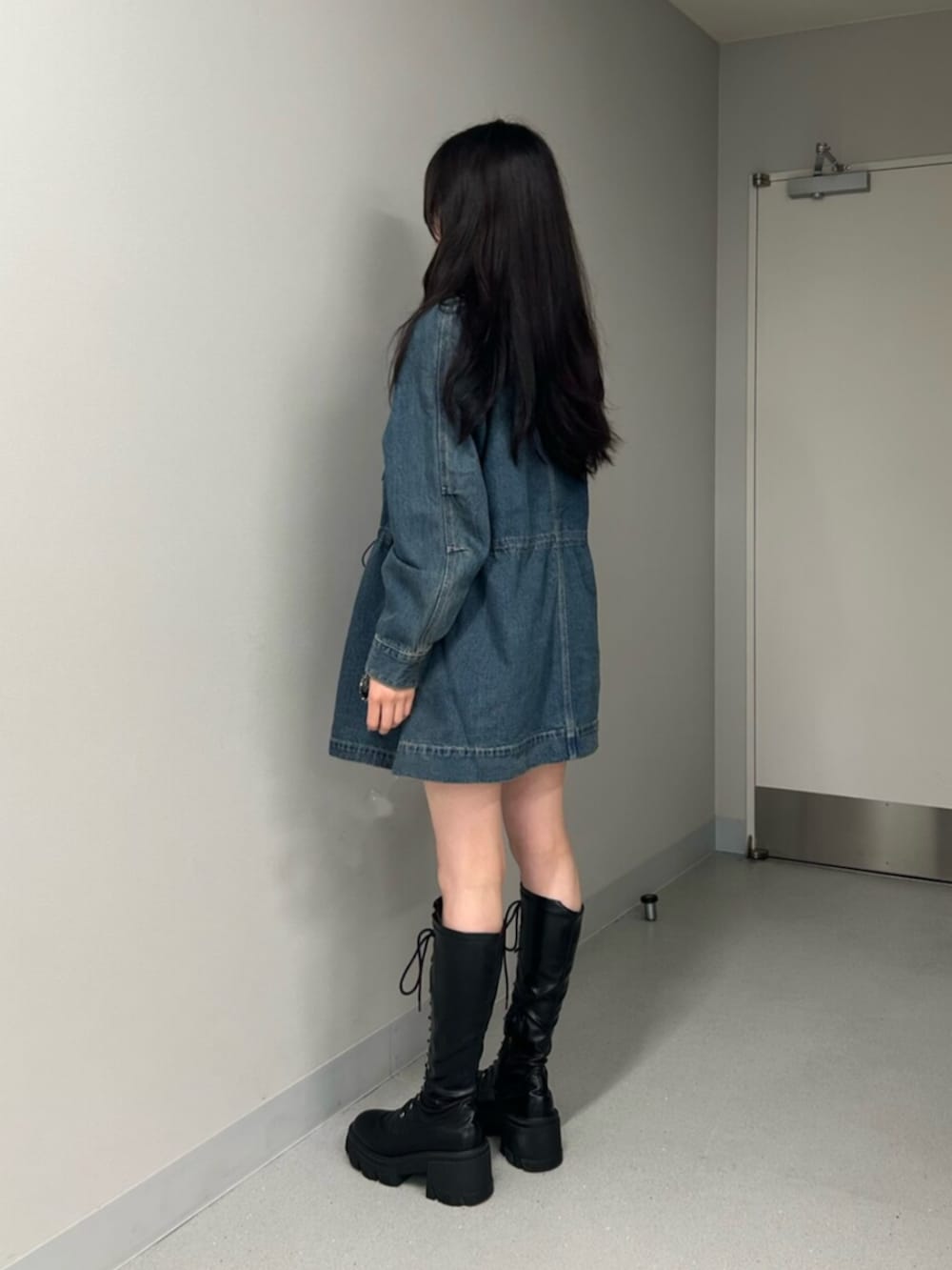 ブラック系のブーツ、ブラック系のその他パンツ、ブルー系のブルゾンを着用したレディースの秋コーディネートの2枚目の写真