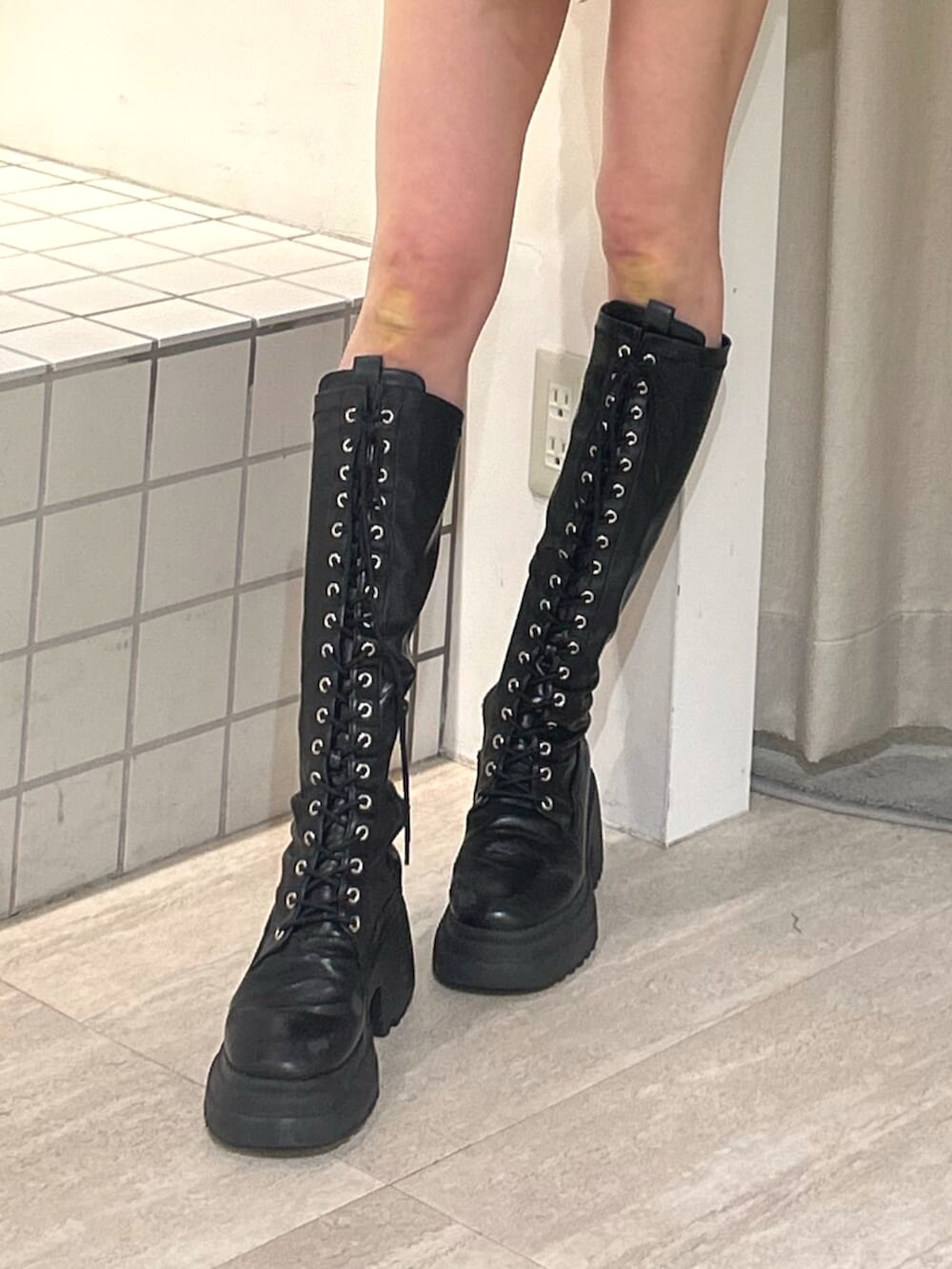 ブラック系のブーツ、グレー系のカーディガン/ボレロ、グレー系のその他パンツを着用したレディースの秋コーディネートの7枚目の写真