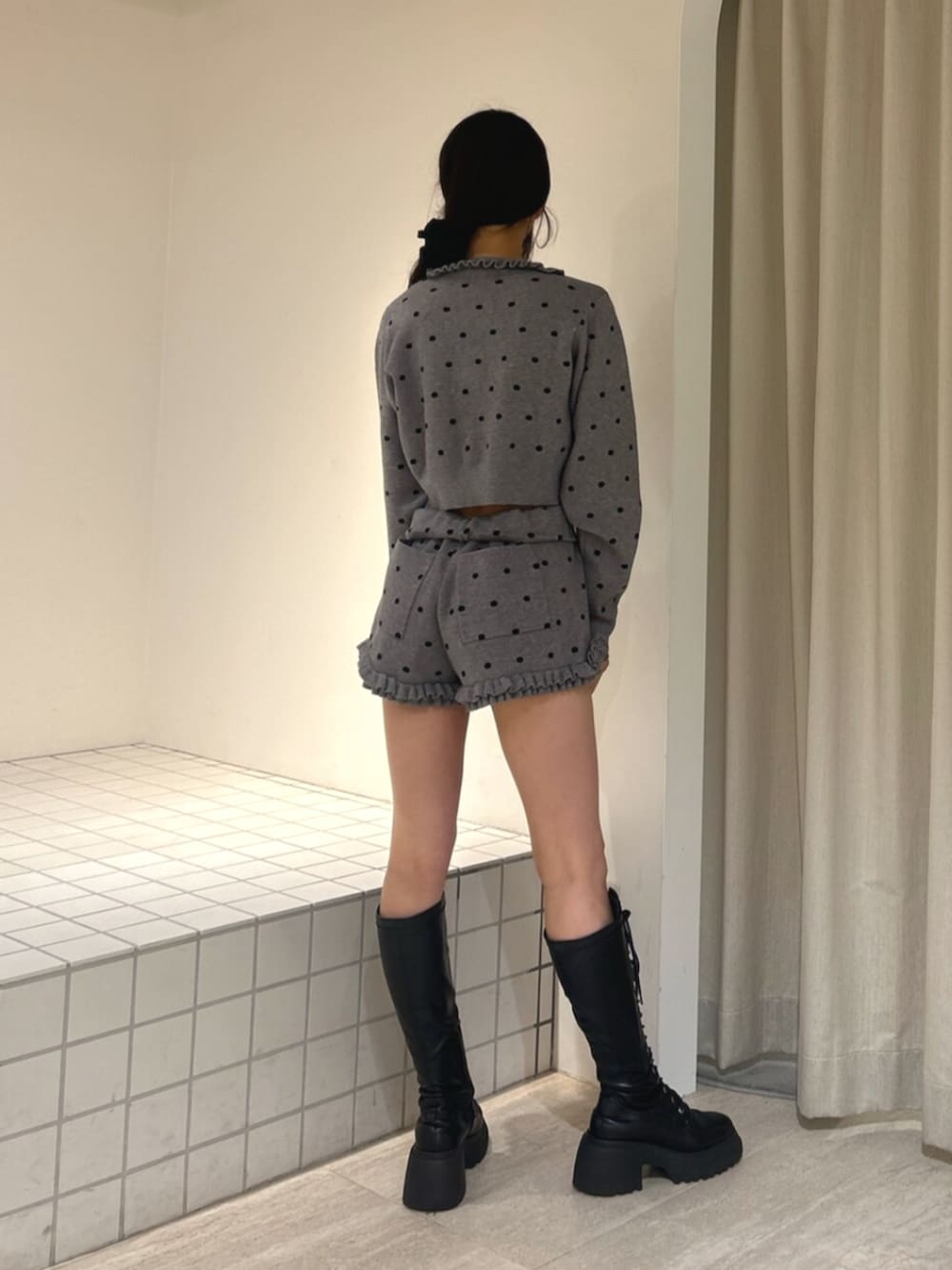 ブラック系のブーツ、グレー系のカーディガン/ボレロ、グレー系のその他パンツを着用したレディースの秋コーディネートの3枚目の写真