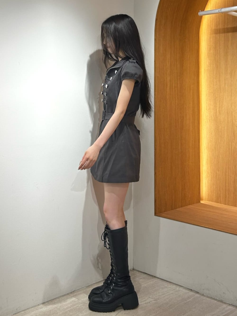 ブラック系のブーツ、ブラック系のワンピースを着用したレディースの夏コーディネートの2枚目の写真